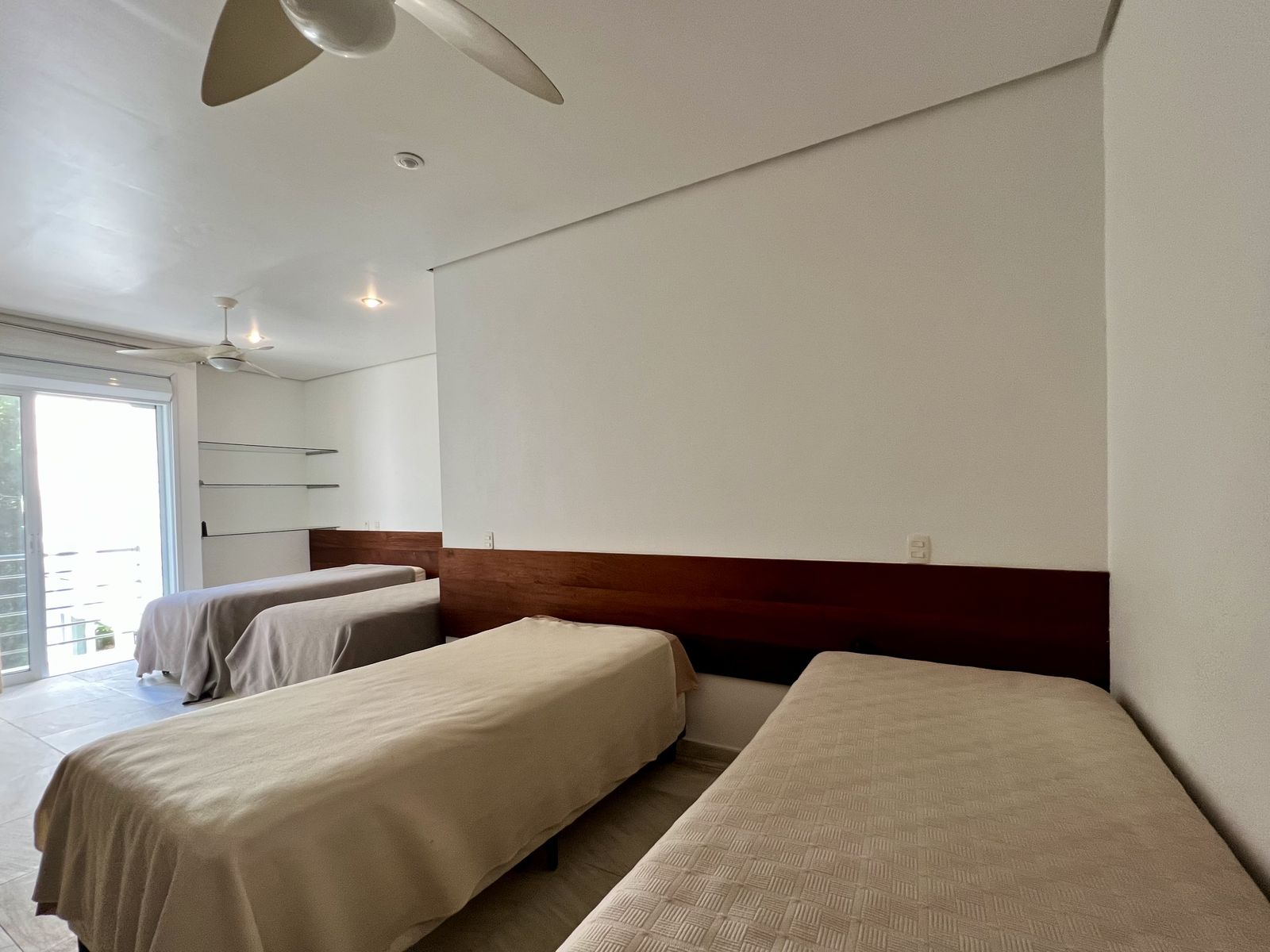 Casa de 5 Suítes no Iporanga, a 450m da Praia — Venda e Locação Anual – foto 47