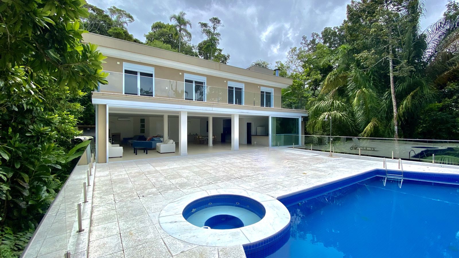 Piscina integrada à paisagem tropical – Casa 788