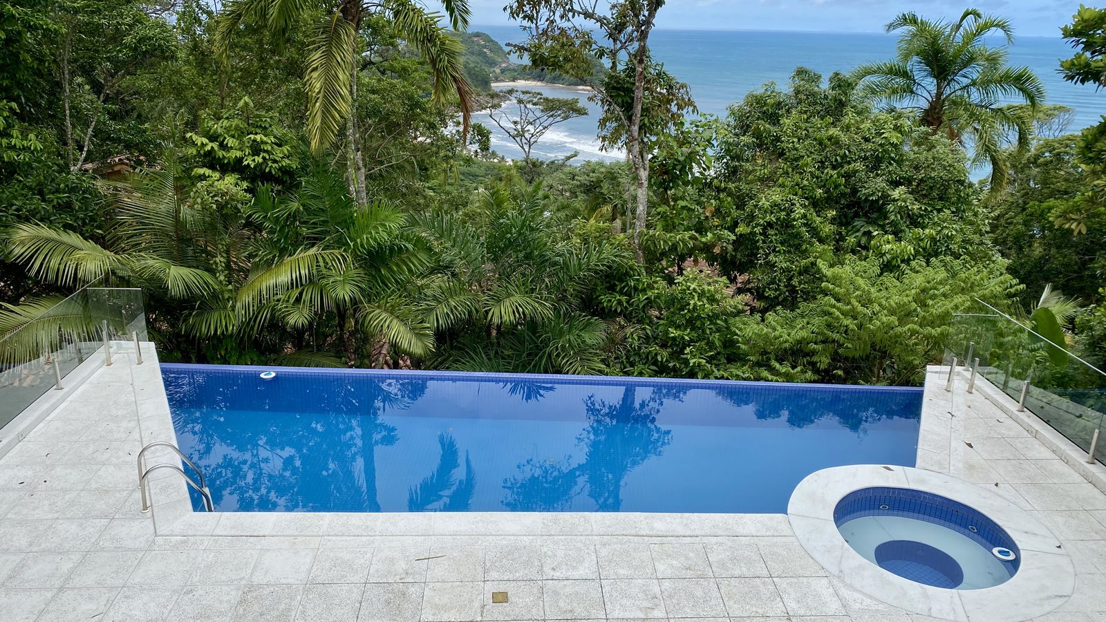 Piscina com deck e vista privilegiada – Casa 788