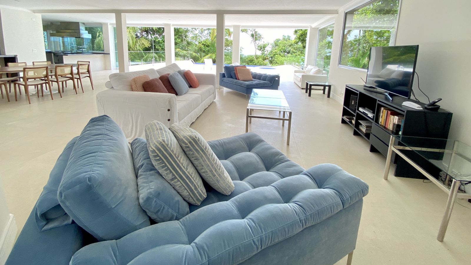 Varanda com guarda-corpo de vidro e vista – Casa 788