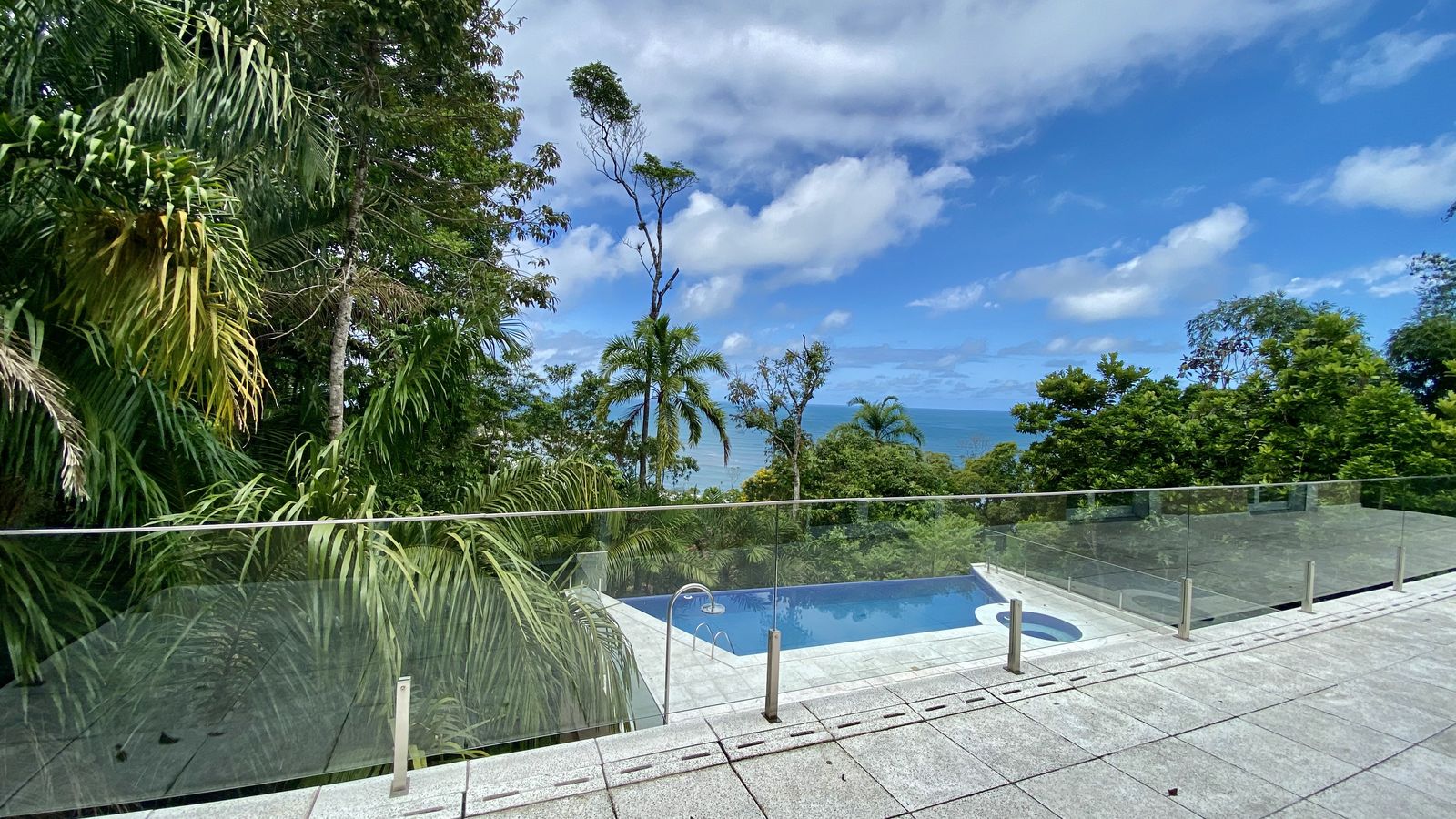 Bancada em pedra com coifa de design – Casa 788