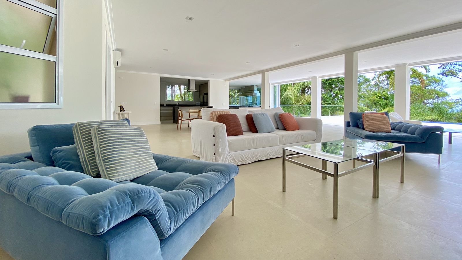 Ambiente amplo com piso de pedra natural – Casa 788