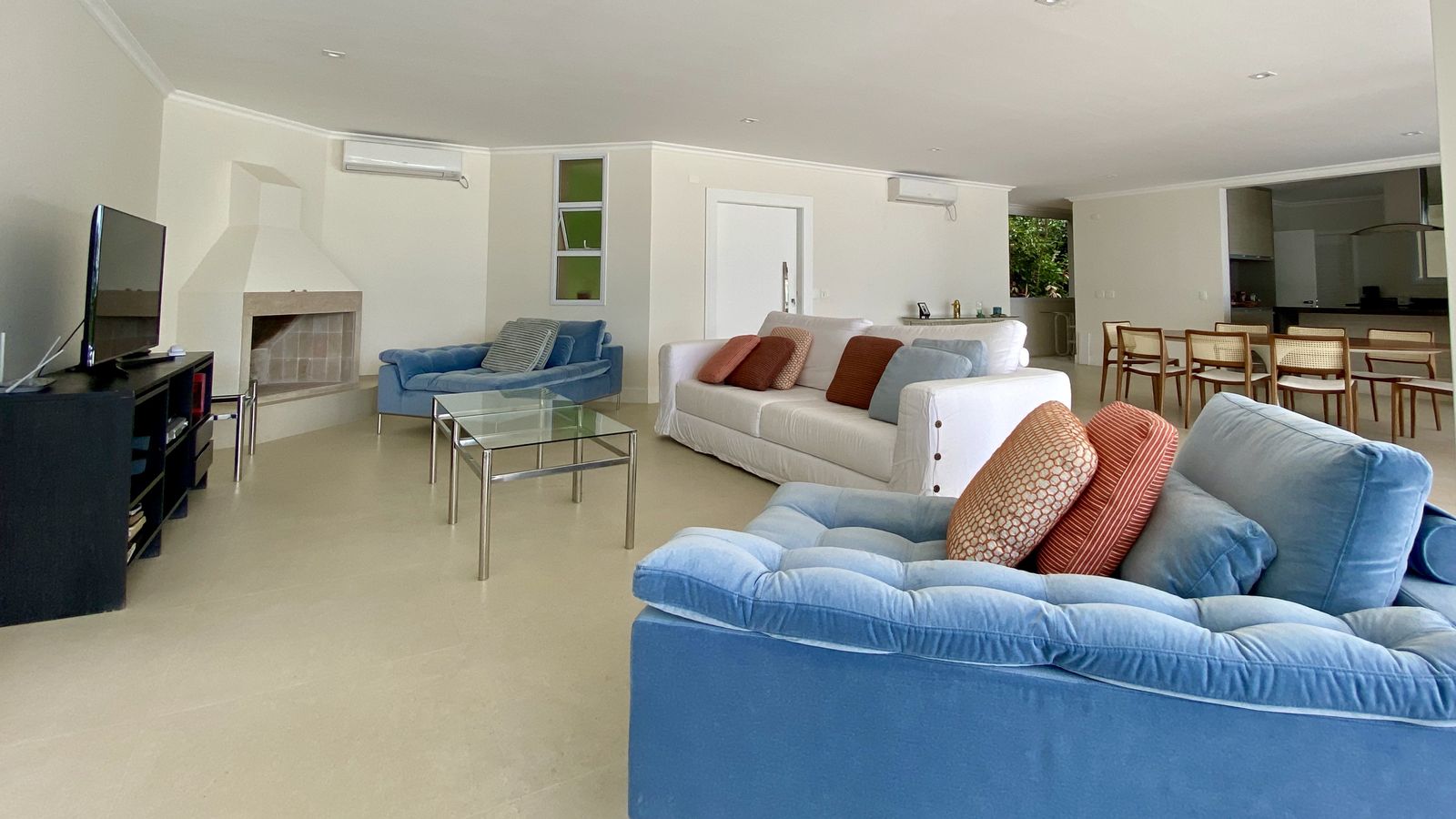 Piscina com guarda-corpo de vidro e paisagem verde – Casa 788