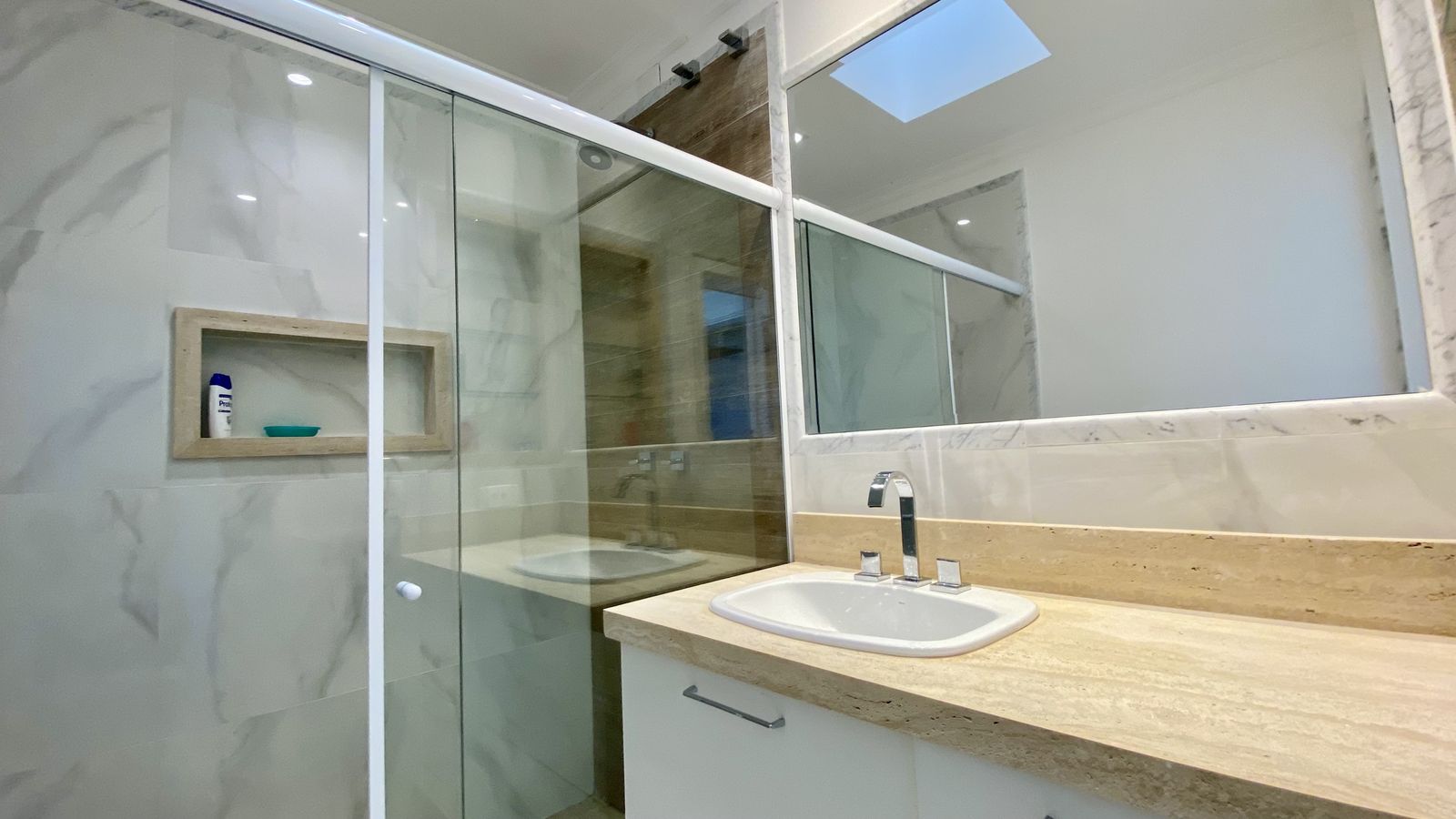Banheiro integrado com acabamento contemporâneo – Casa 788