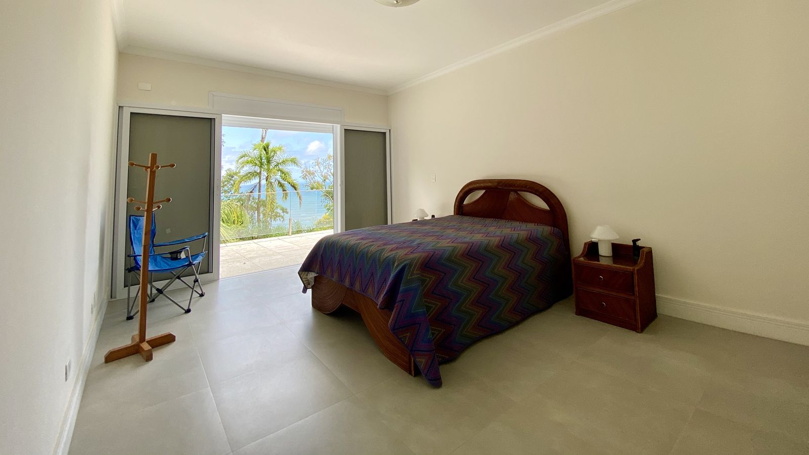 Quarto com duas camas e iluminação natural – Casa 788