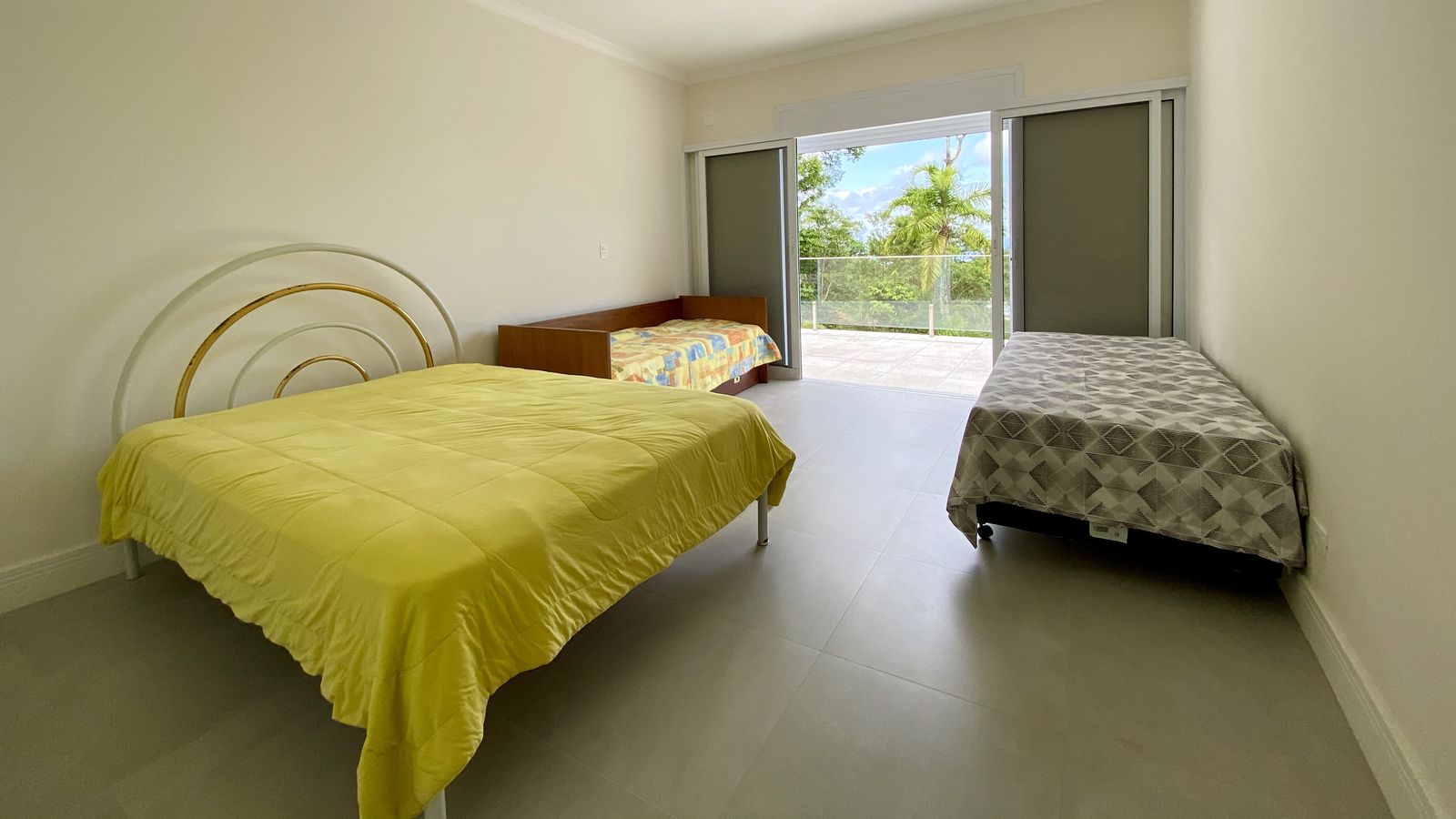 Banheiro moderno com revestimentos em pedra natural – Casa 788