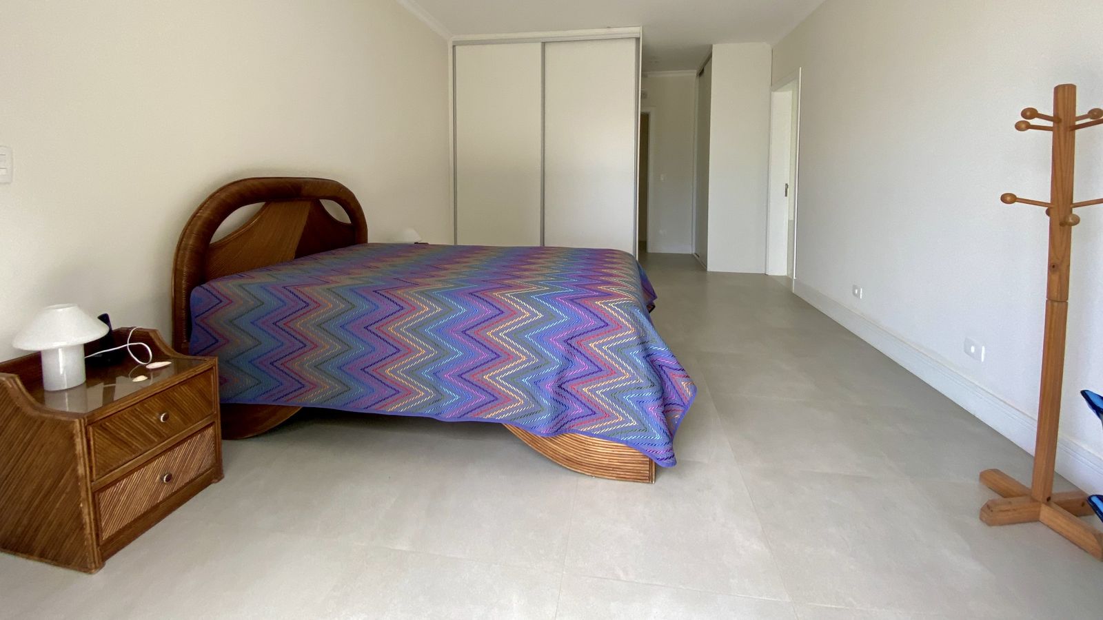Quarto com duas camas e janela ampla – Casa 788