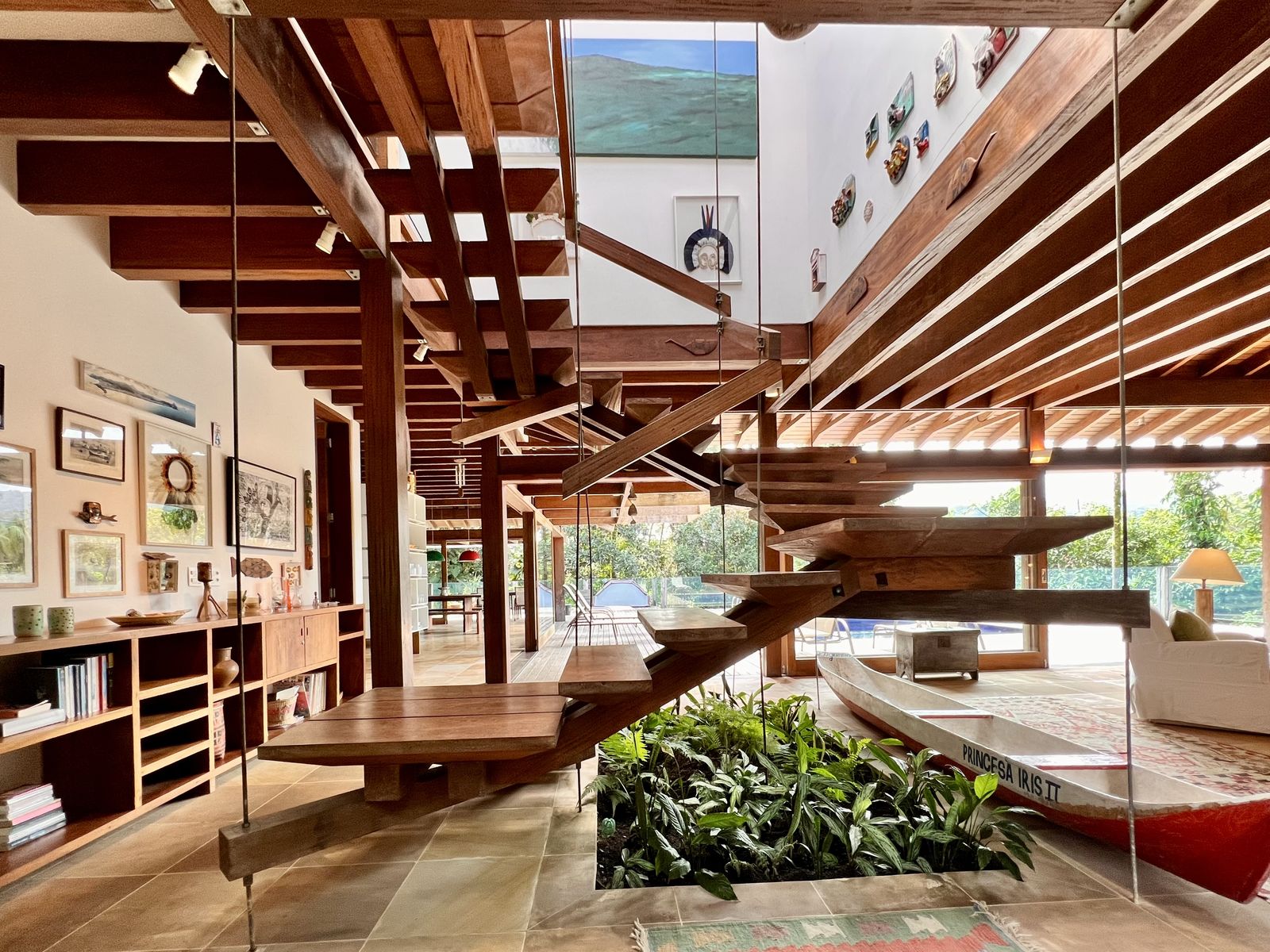 Piscina com deck em madeira e vista para vegetação – Casa 784