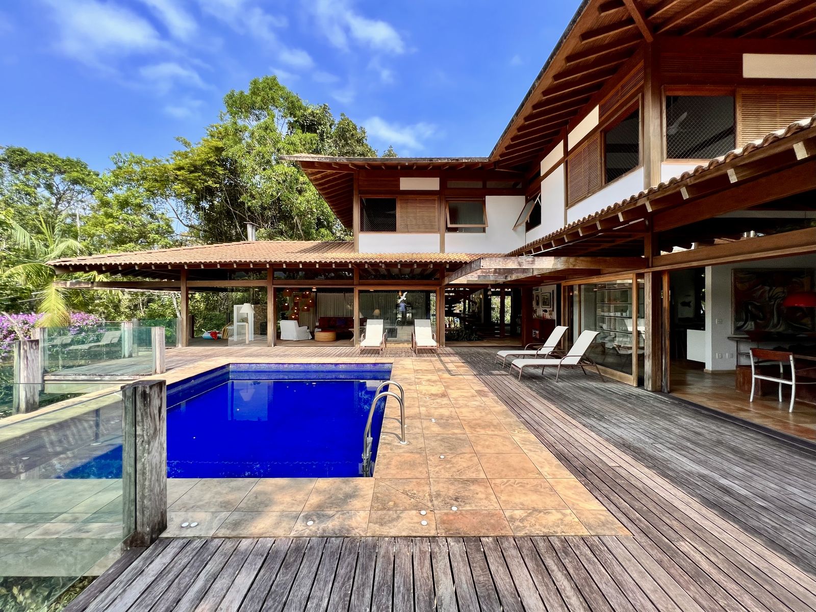 Deck em madeira integra piscina, spa e área gourmet – Casa 784