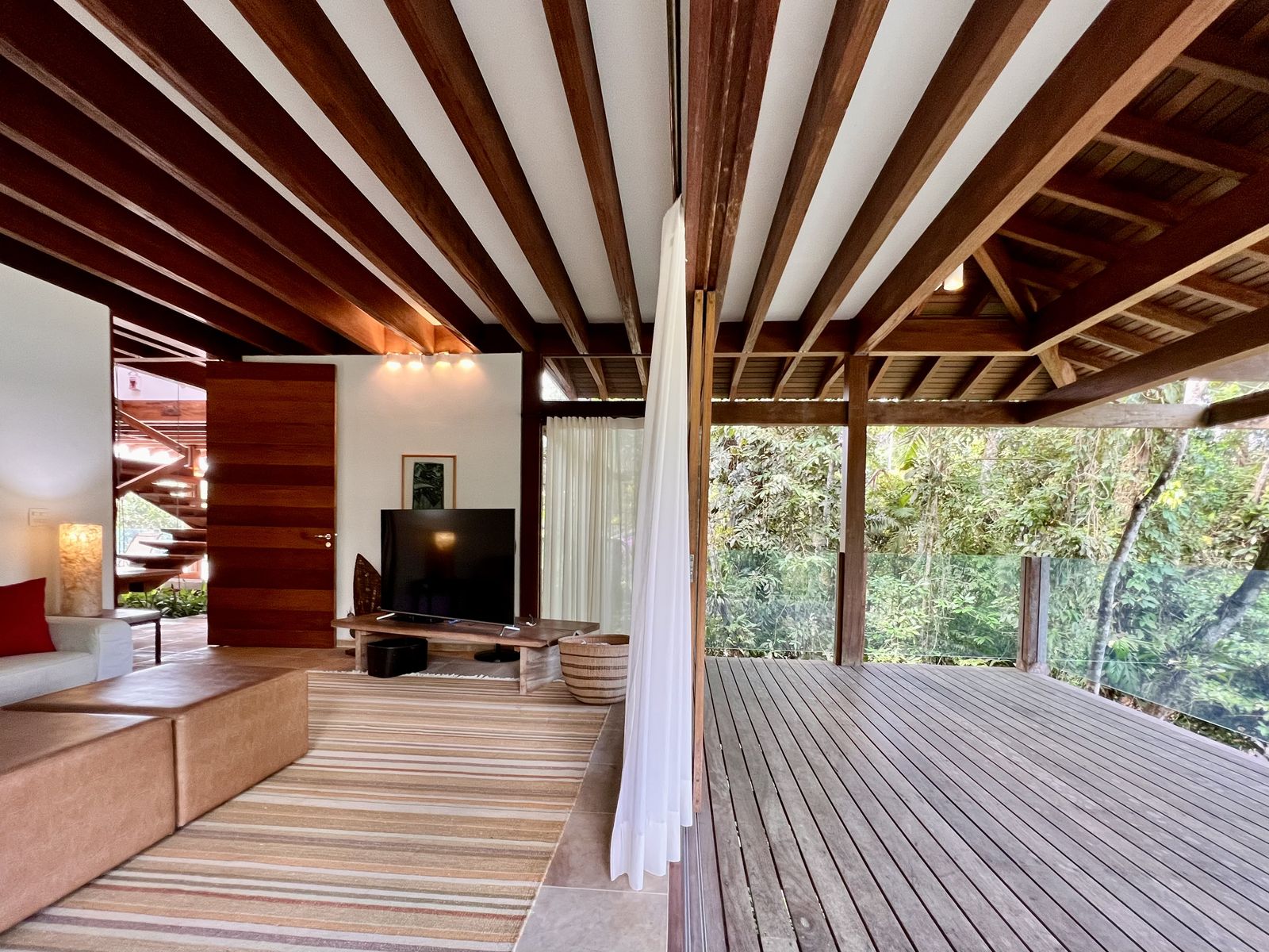 Pé-direito duplo com estrutura em madeira e luz natural – Casa 784