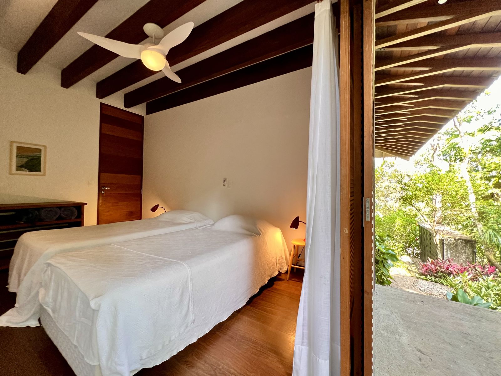 Estar com teto em madeira e iluminação natural – Casa 784