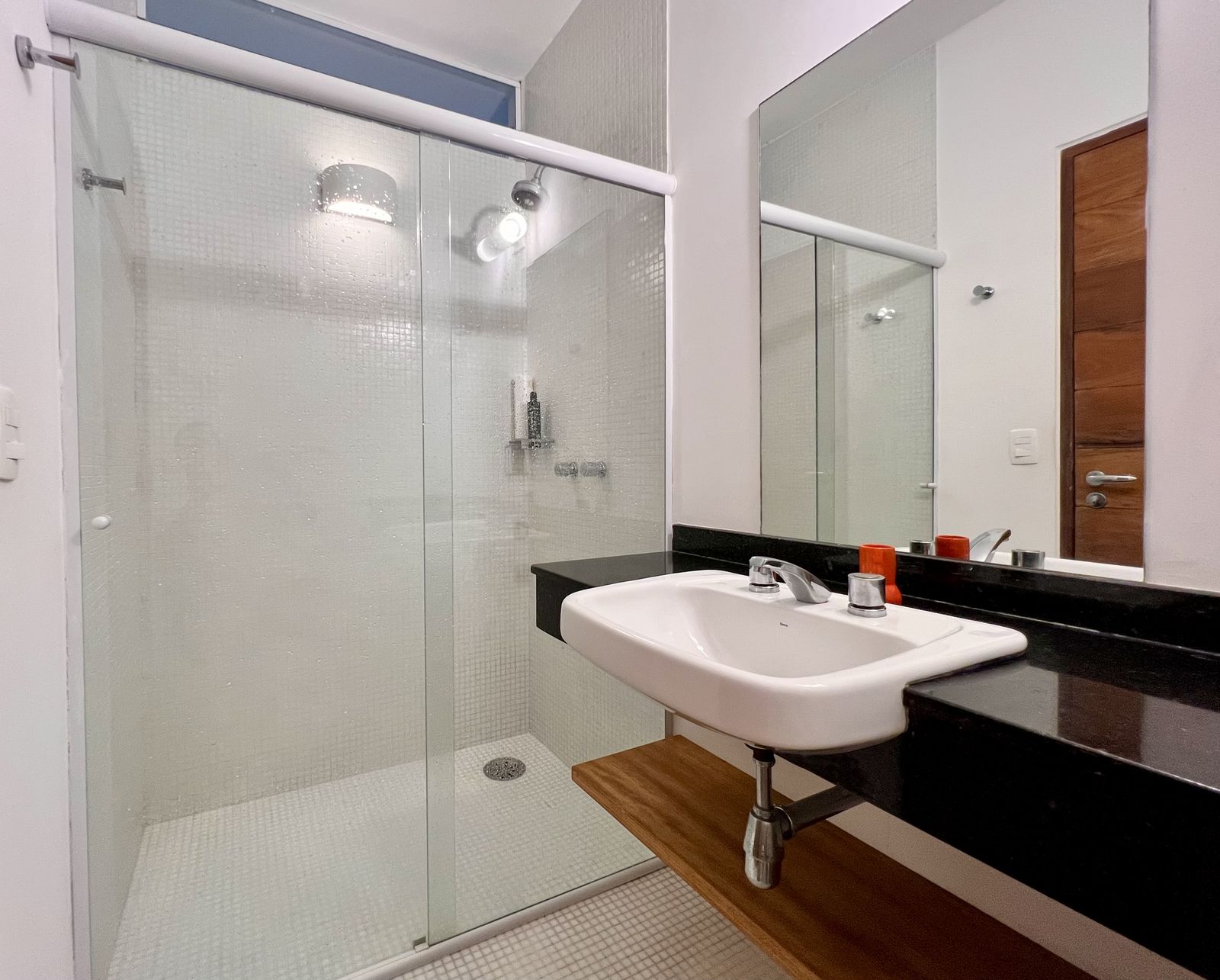 Living com lareira e vista para o verde – Casa 784