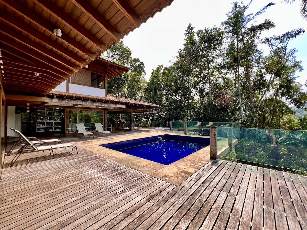 Suíte com teto em madeira e iluminação natural – Casa 784