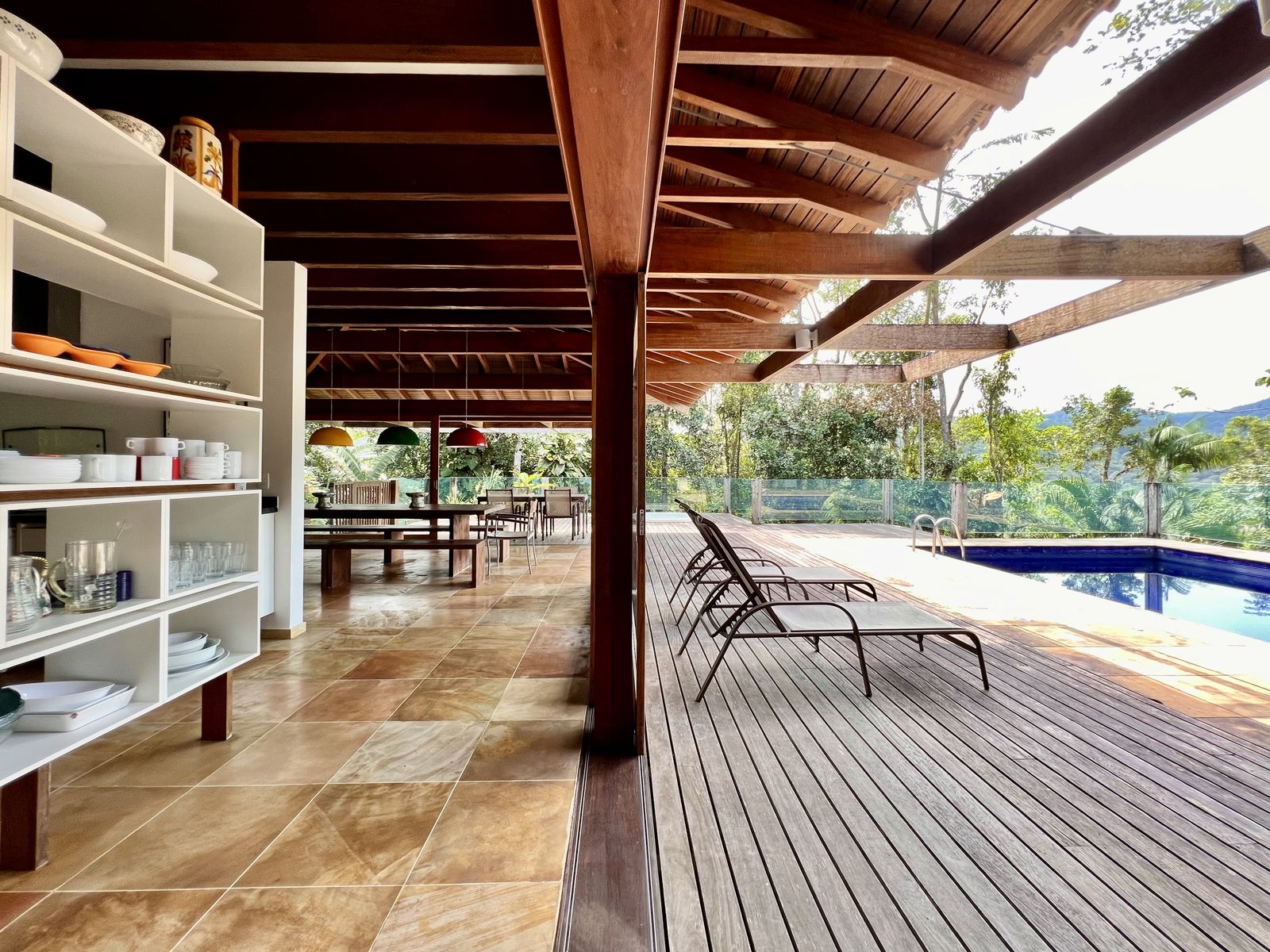 Suíte com telhado aparente e iluminação natural abundante – Casa 784
