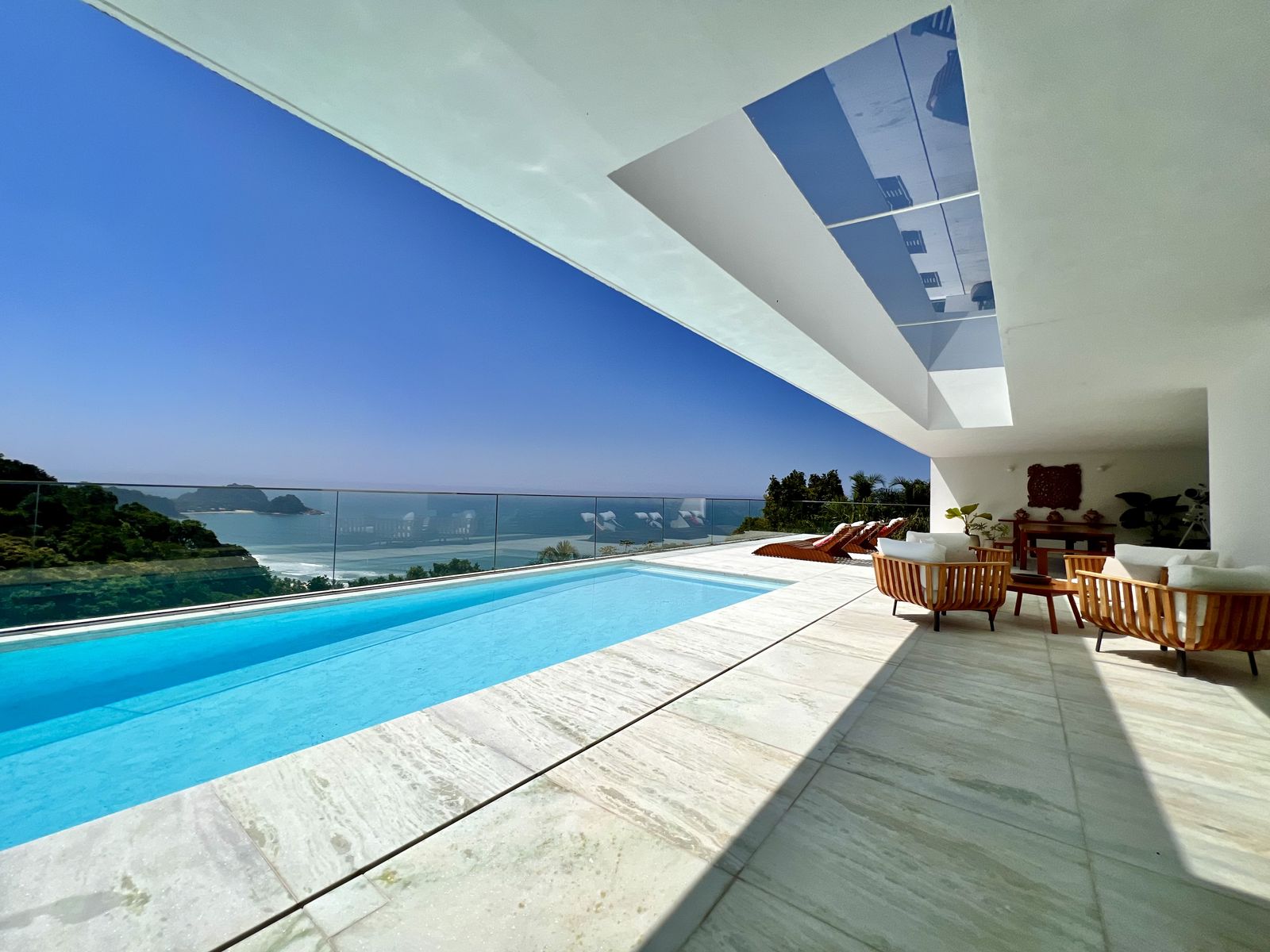Conjunto arquitetônico com piscina e vista panorâmica – Casa 783