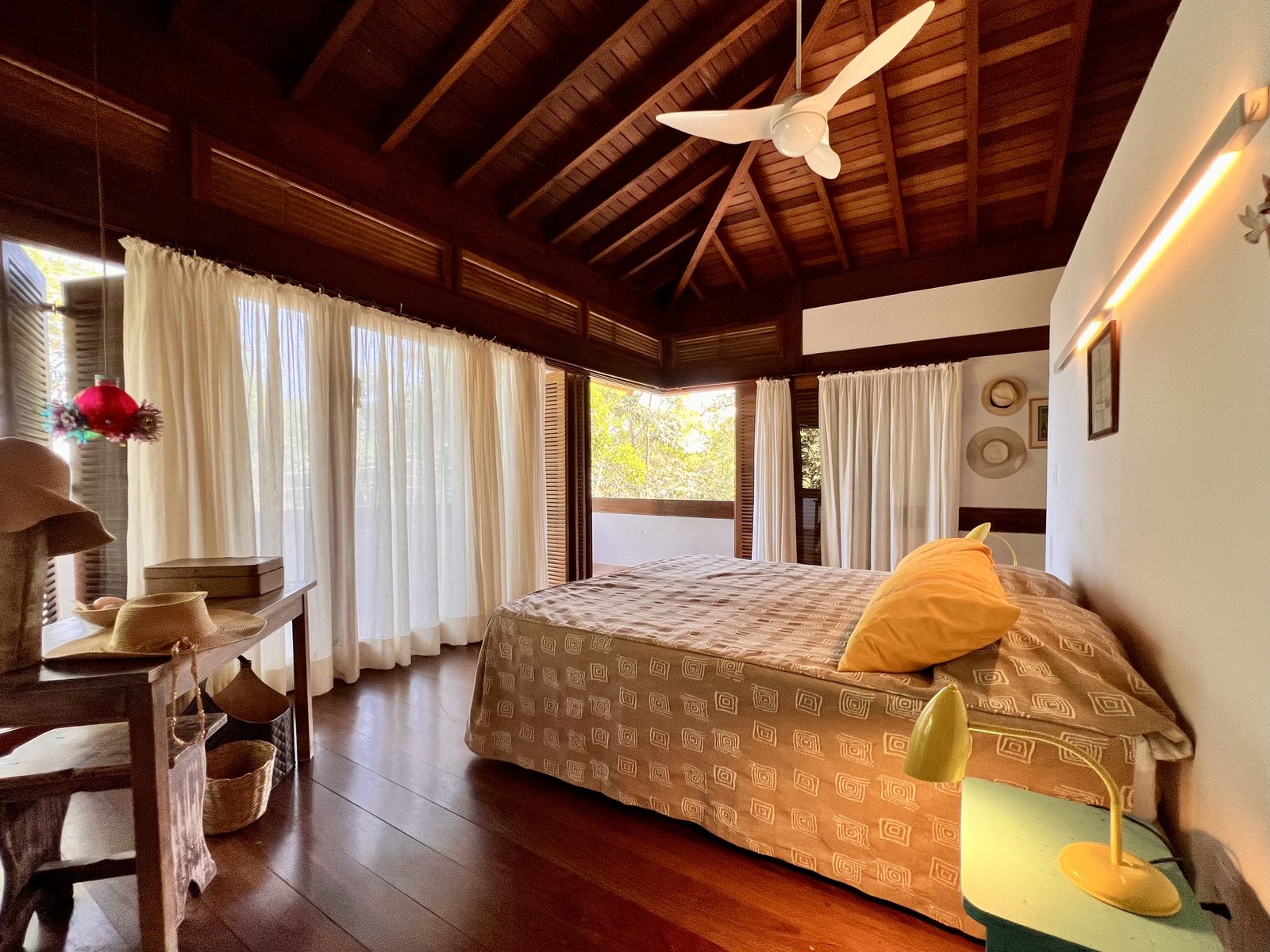 Vista aérea da escada em madeira com jardim interno – Casa 784