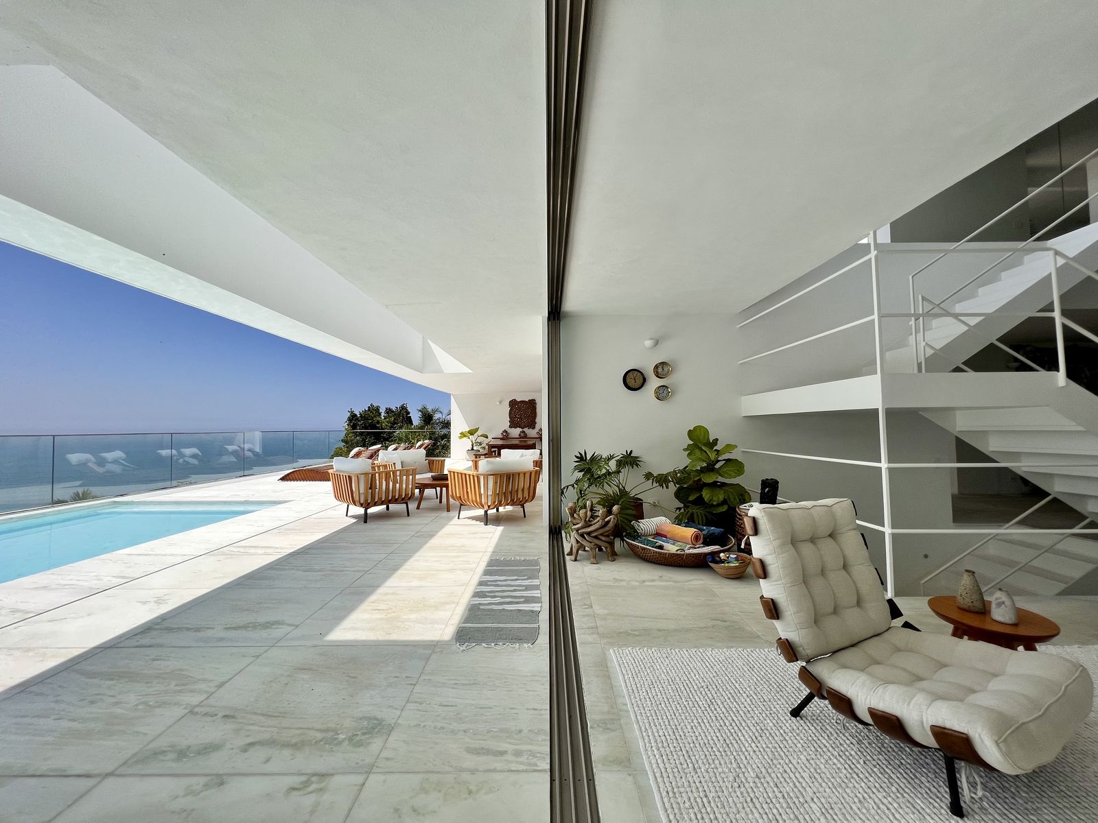 Piscina com deck em mármore e espreguiçadeiras em madeira – Casa 783