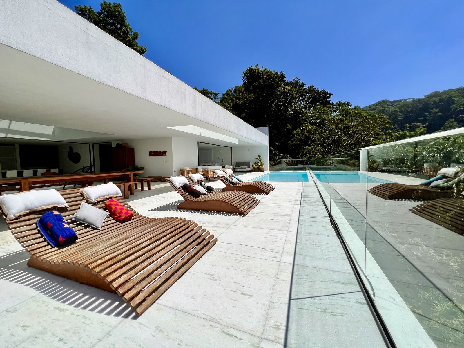 Deck em madeira com vista panorâmica para o mar – Casa 783