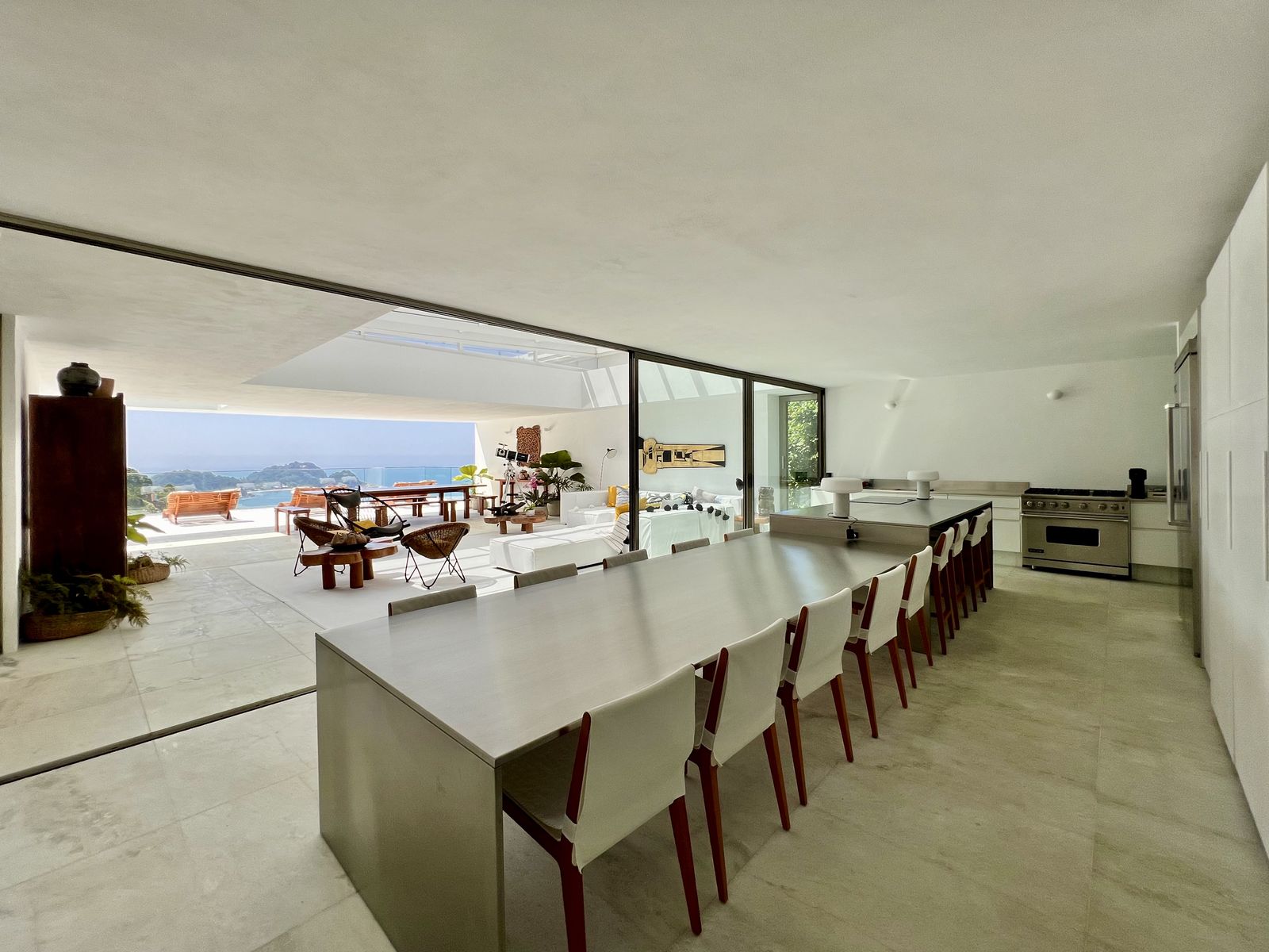 Sala de estar minimalista com vista panorâmica para o mar – Casa 783
