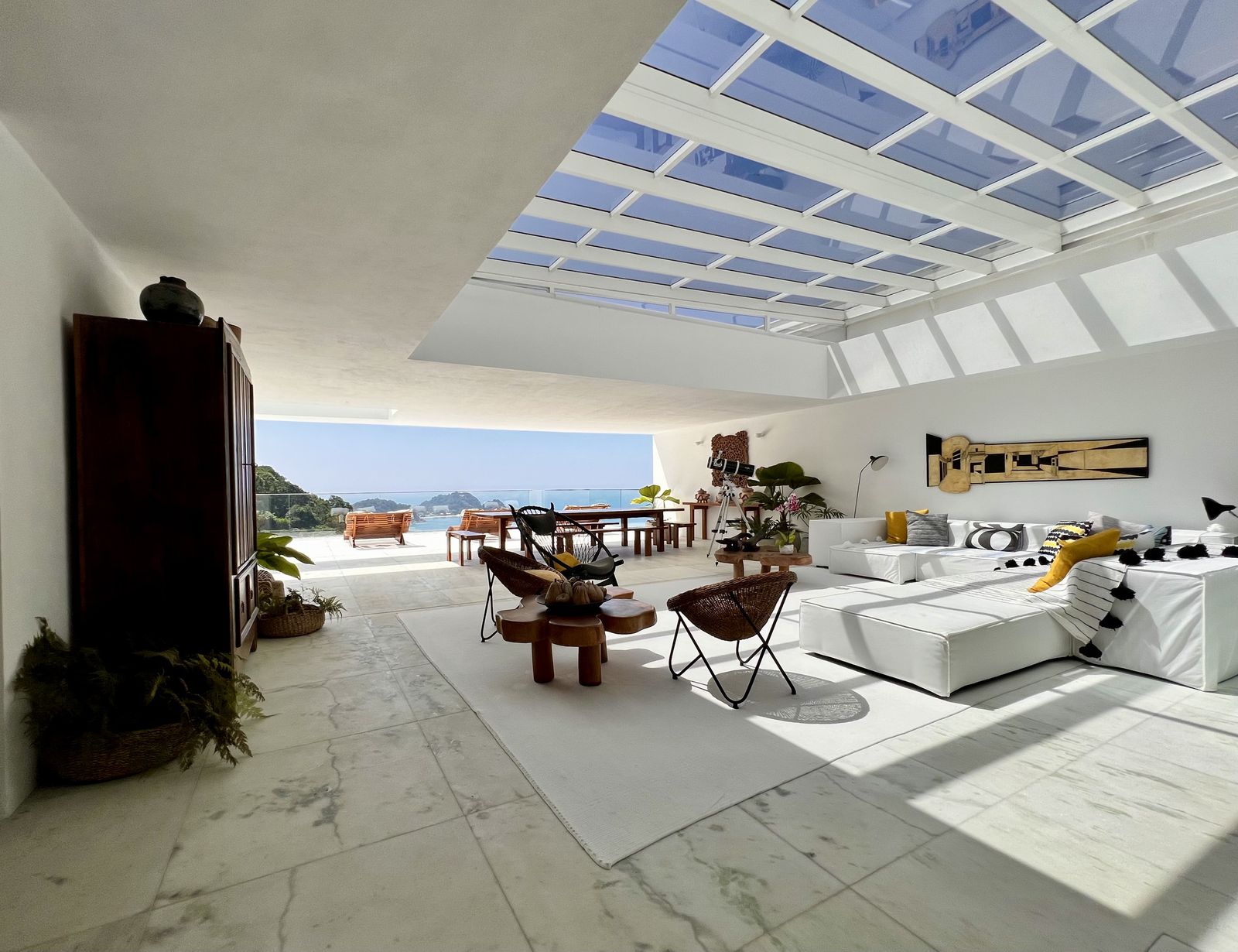 Sala ampla com claraboia e integração total com a natureza – Casa 783