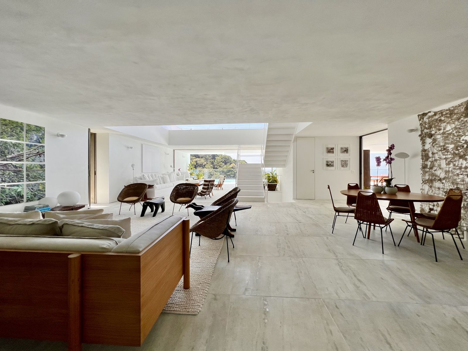 Sala integrada com janelas zenitais e decoração contemporânea – Casa 783