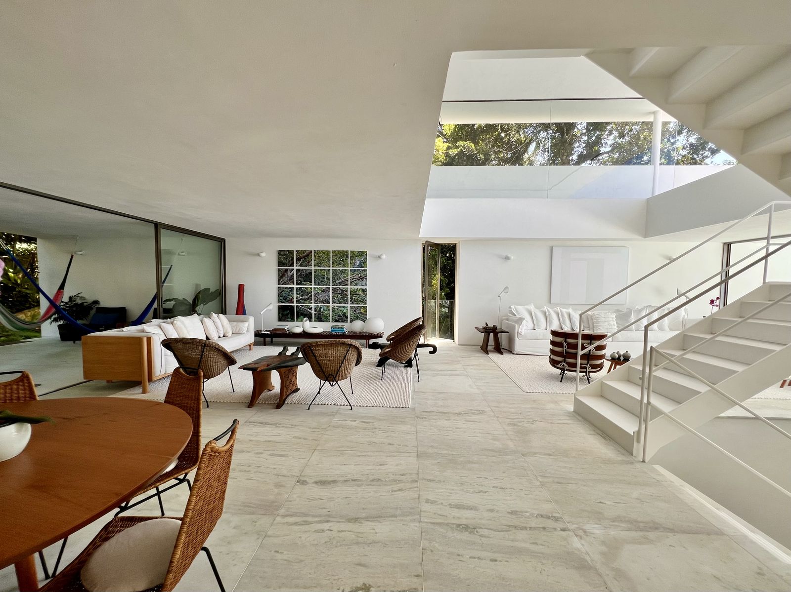 Living amplo com cobertura zenital e vista privilegiada – Casa 783