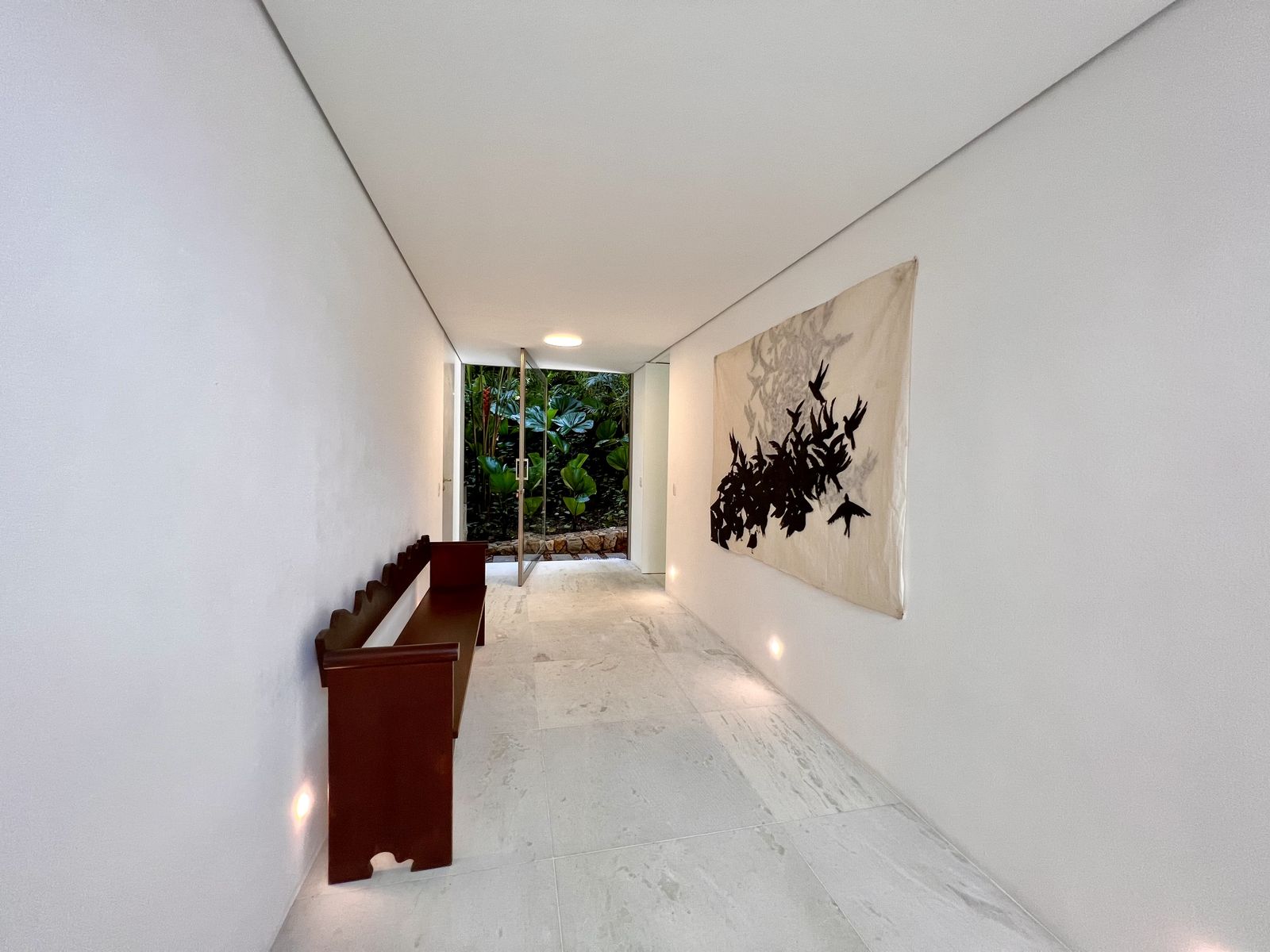 Living com claraboia central e múltiplos ambientes – Casa 783