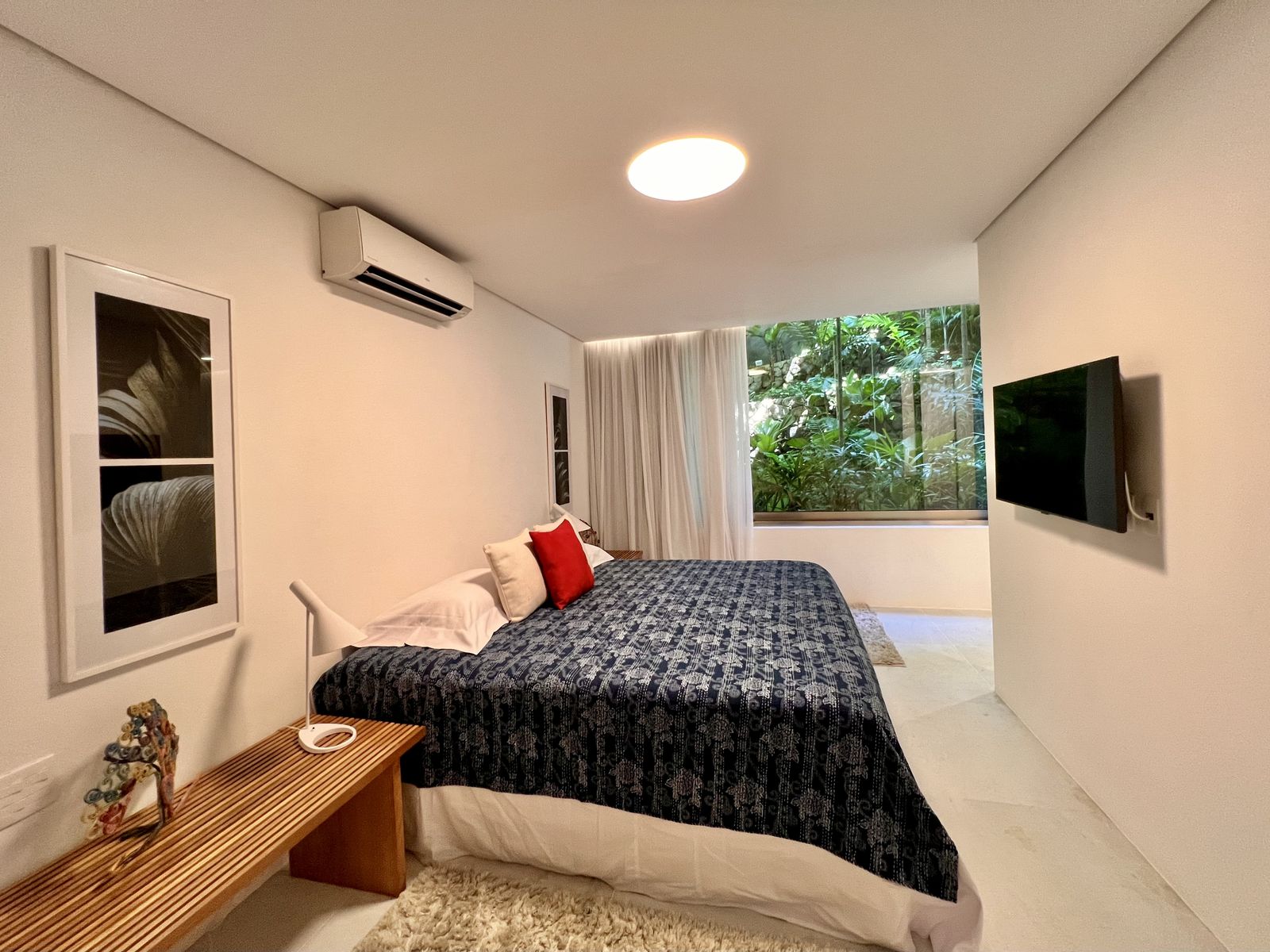 Living integrado com vista panorâmica para o mar – Casa 783