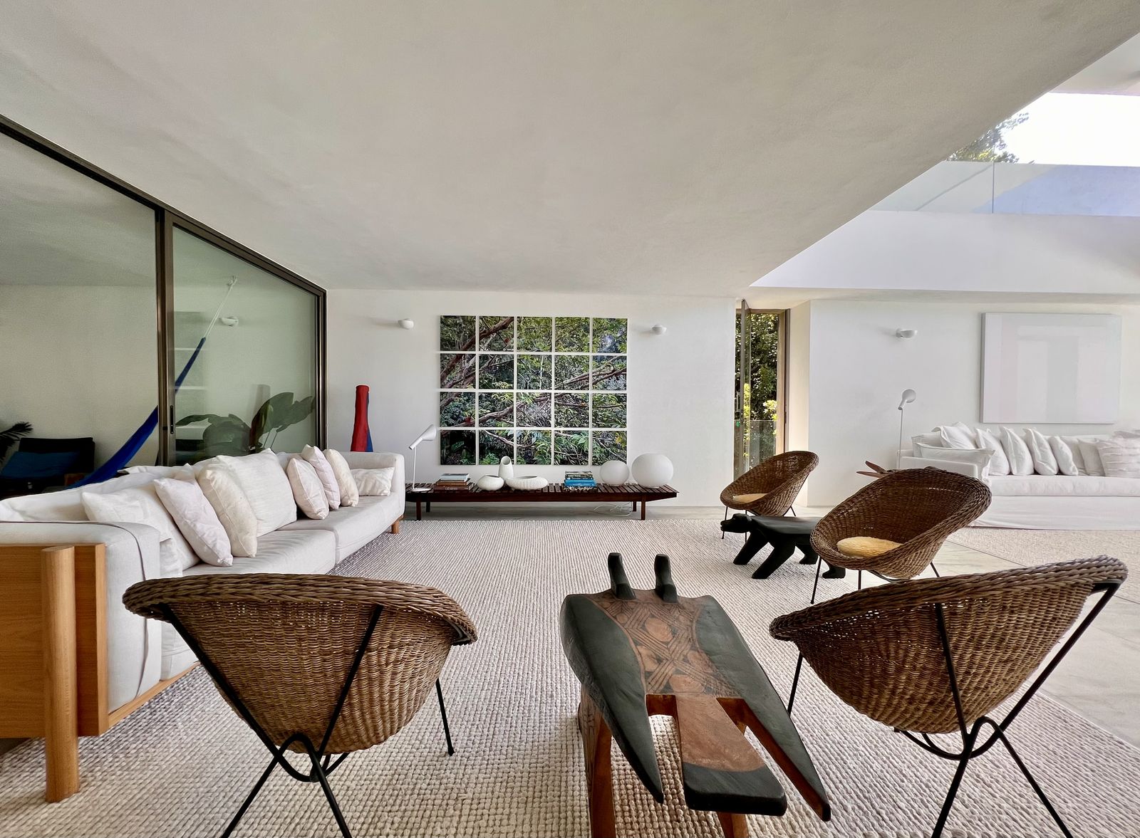 Ambiente de convívio com teto de vidro e mobiliário exclusivo – Casa 783