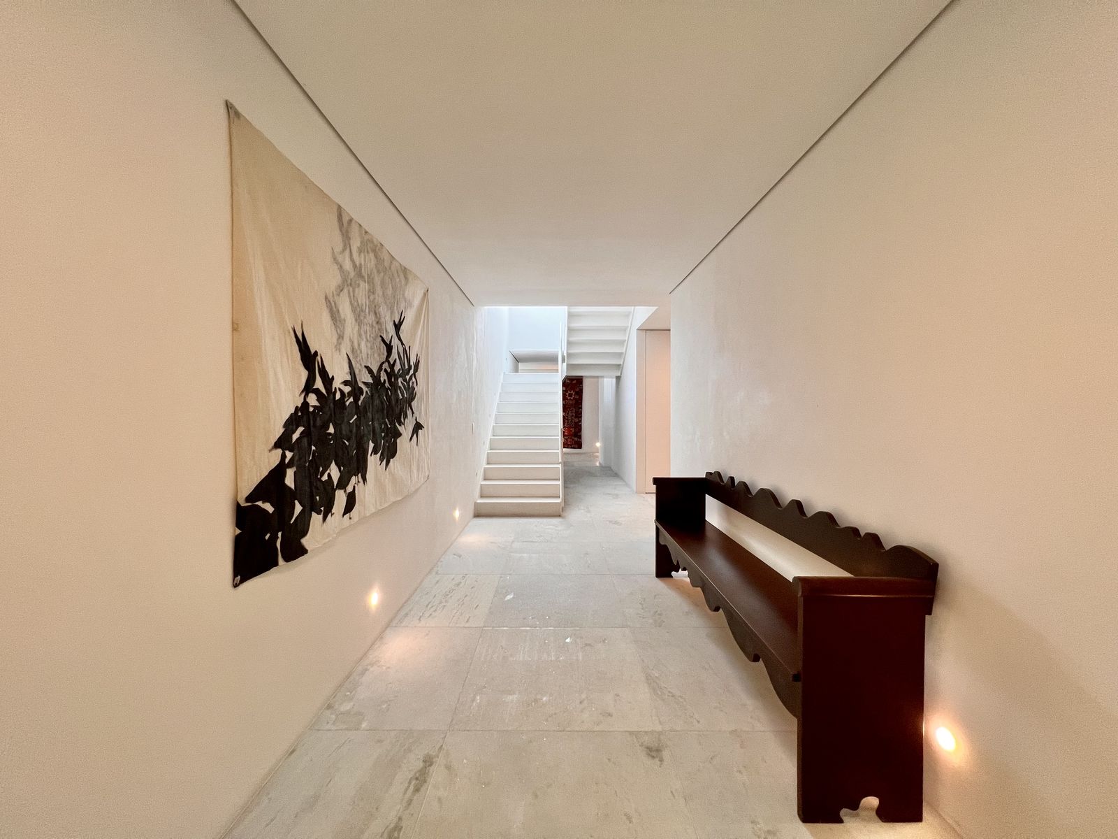 Sala de estar integrada com marcenaria e iluminação planejada – Casa 783