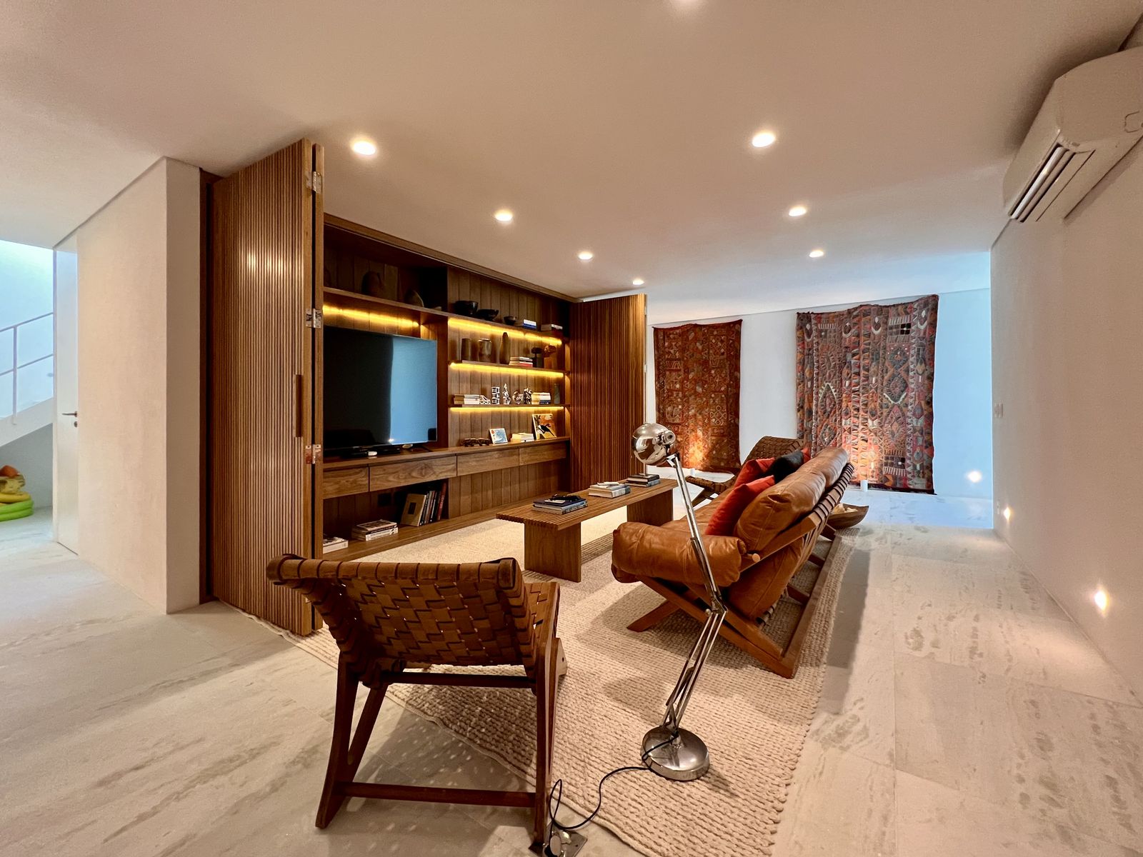 Sala em pé-direito duplo com mezanino e integração – Casa 783