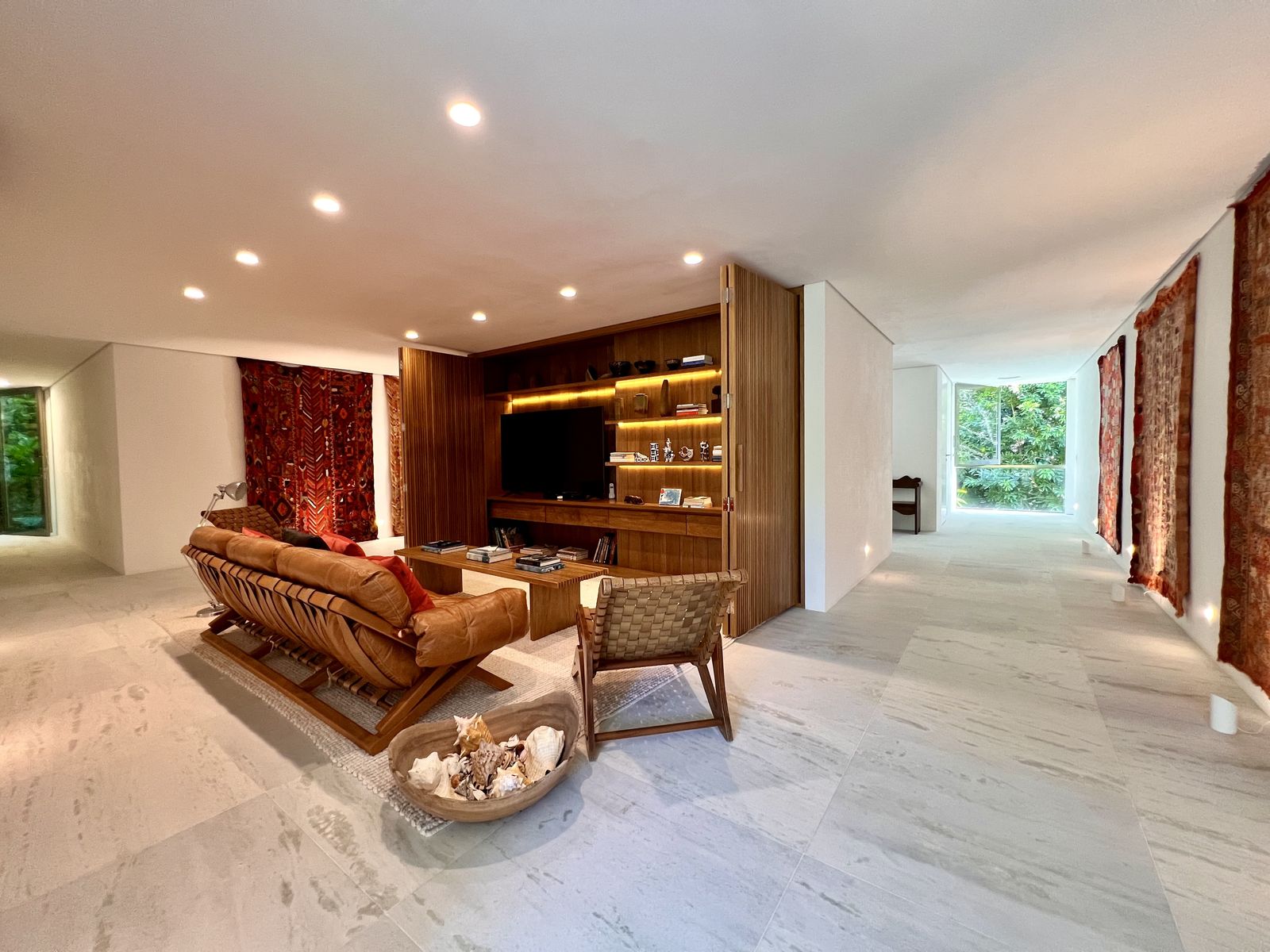 Sala de estar com painel em madeira e iluminação – Casa 783