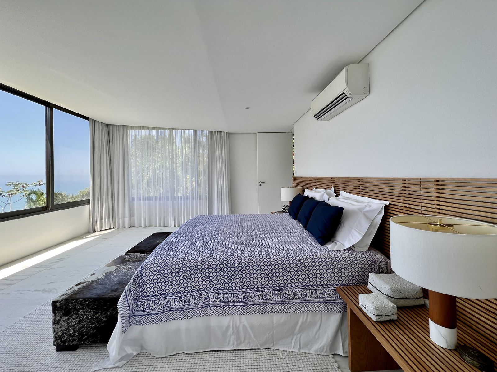 Suíte com vista para o oceano e iluminação natural – Casa 783