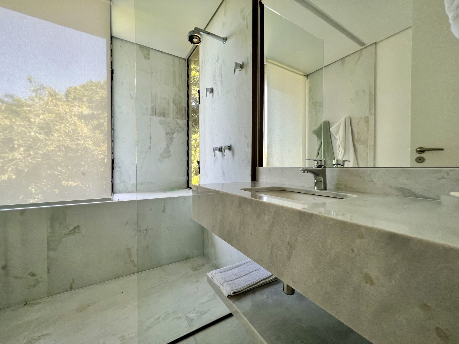 Suíte ampla com acabamento em pedra natural – Casa 783