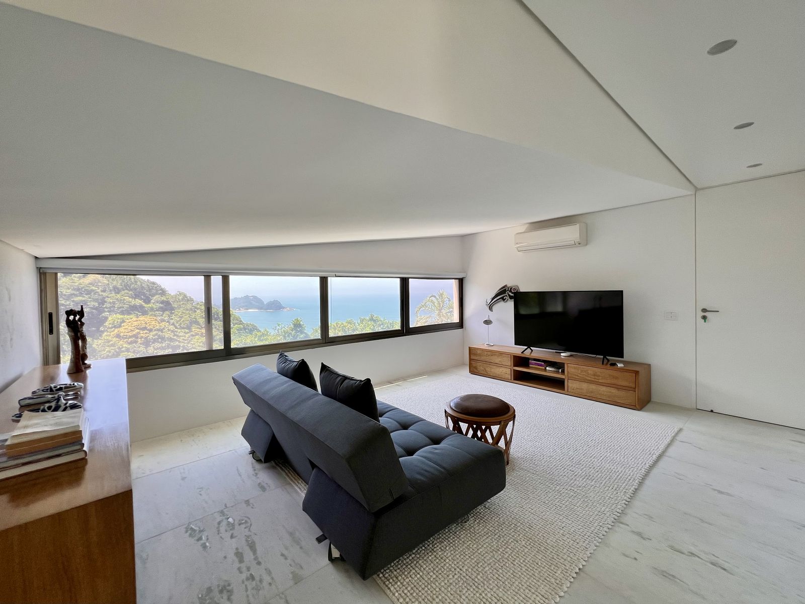 Suíte com tons neutros e iluminação suave – Casa 783