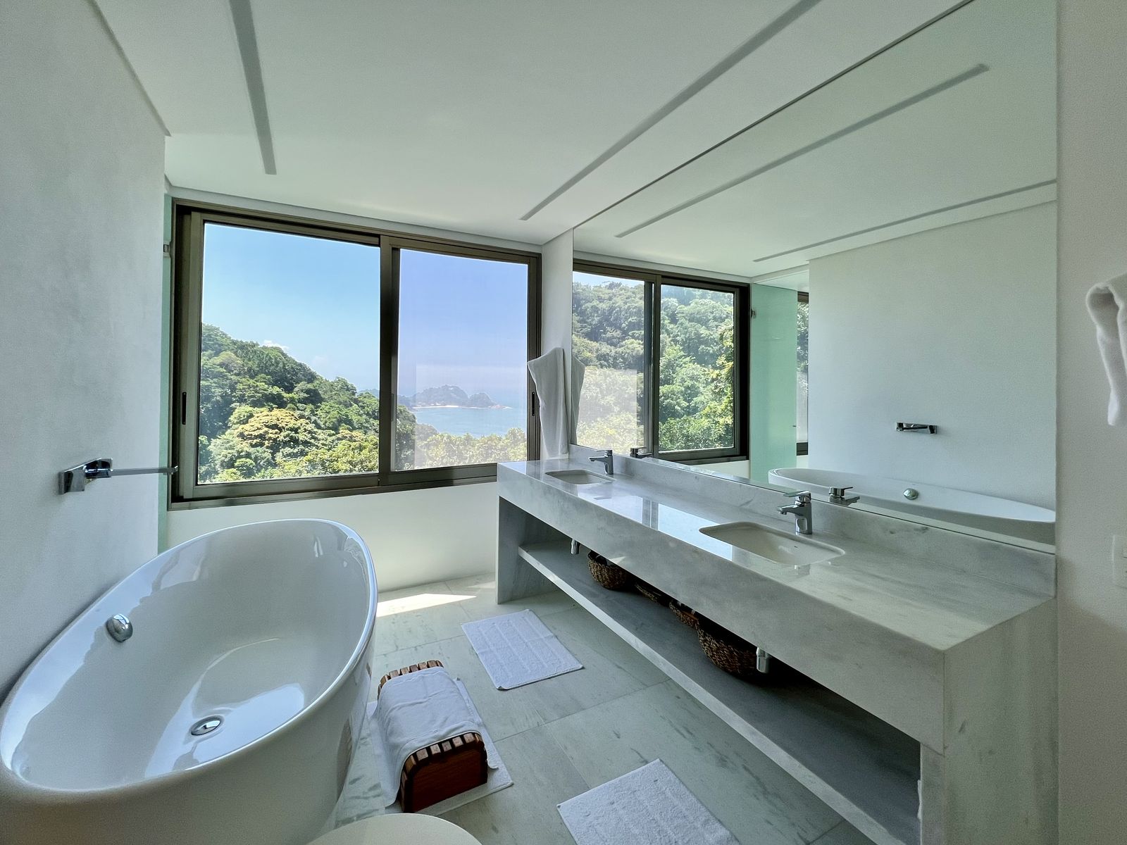 Quarto com decoração contemporânea e iluminação natural – Casa 783