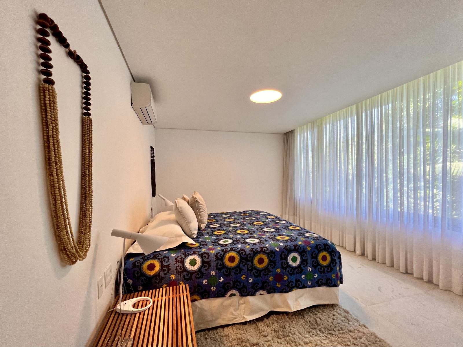 Quarto decorado com peças artesanais e iluminação indireta – Casa 783