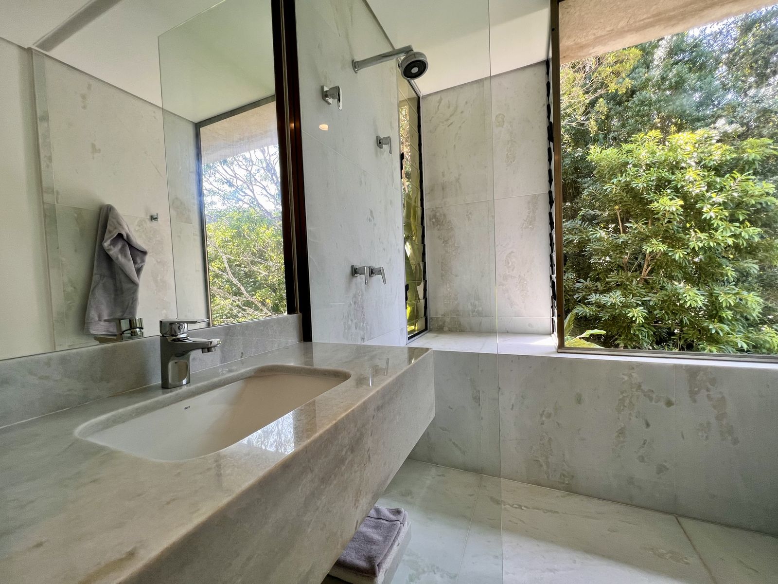 Banheiro com banheira e vista para a vegetação – Casa 783