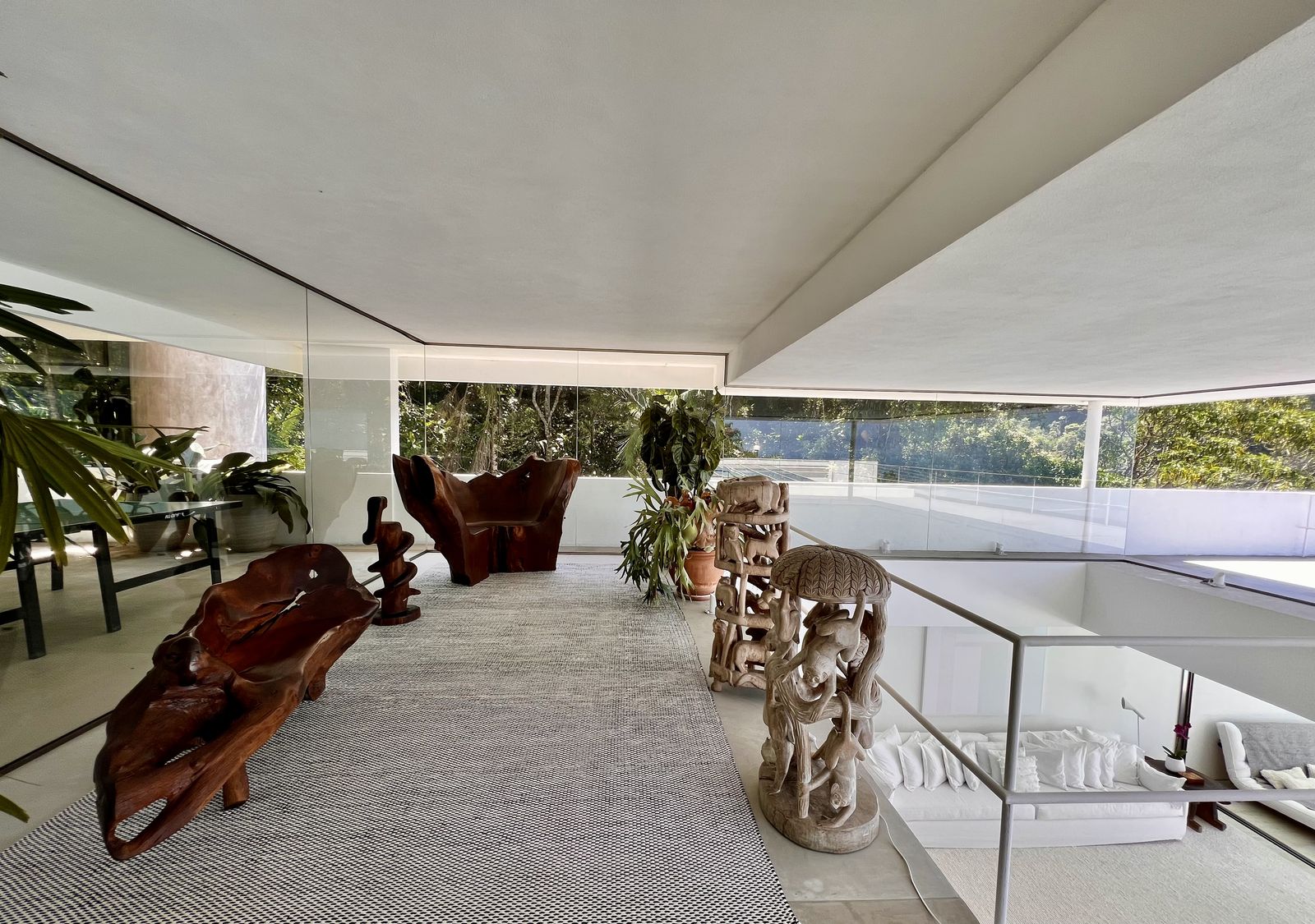 Banheiro revestido em mármore com acabamento clean – Casa 783