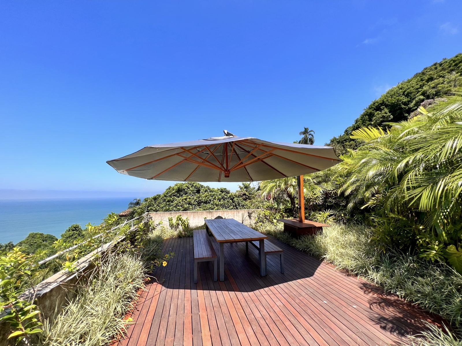 Espaço fitness com equipamentos e iluminação natural – Casa 783