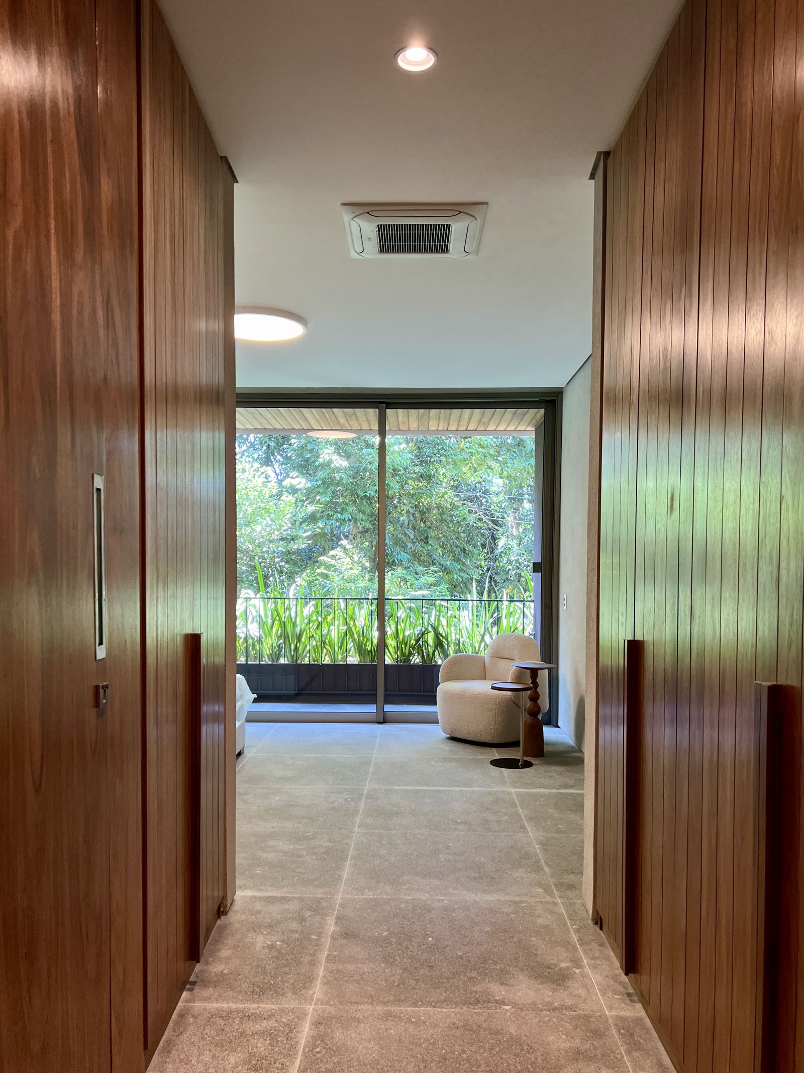 Living integrado com parede em pedra natural – Casa 779