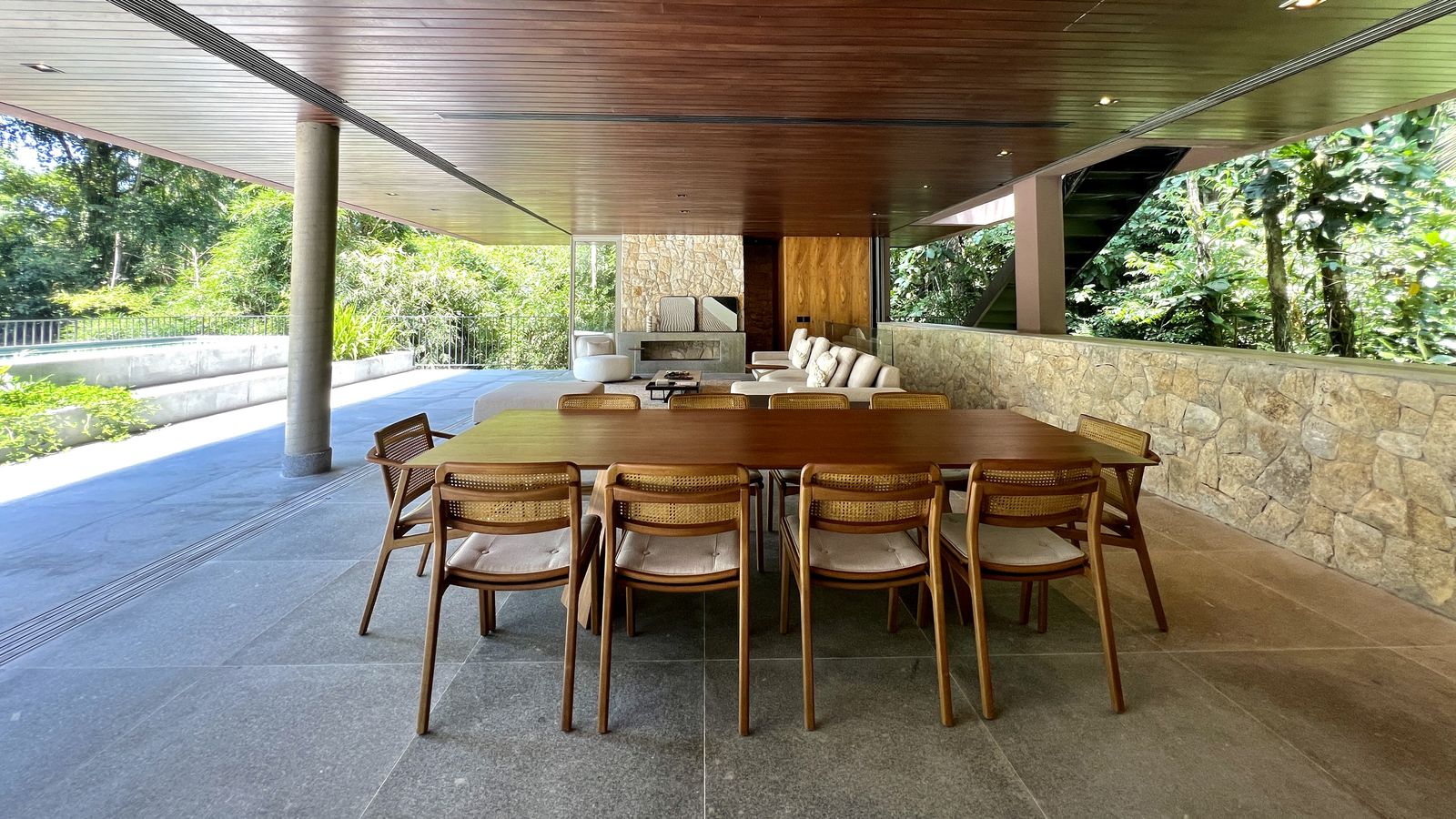 Estar amplo com esquadrias generosas e jardim – Casa 779