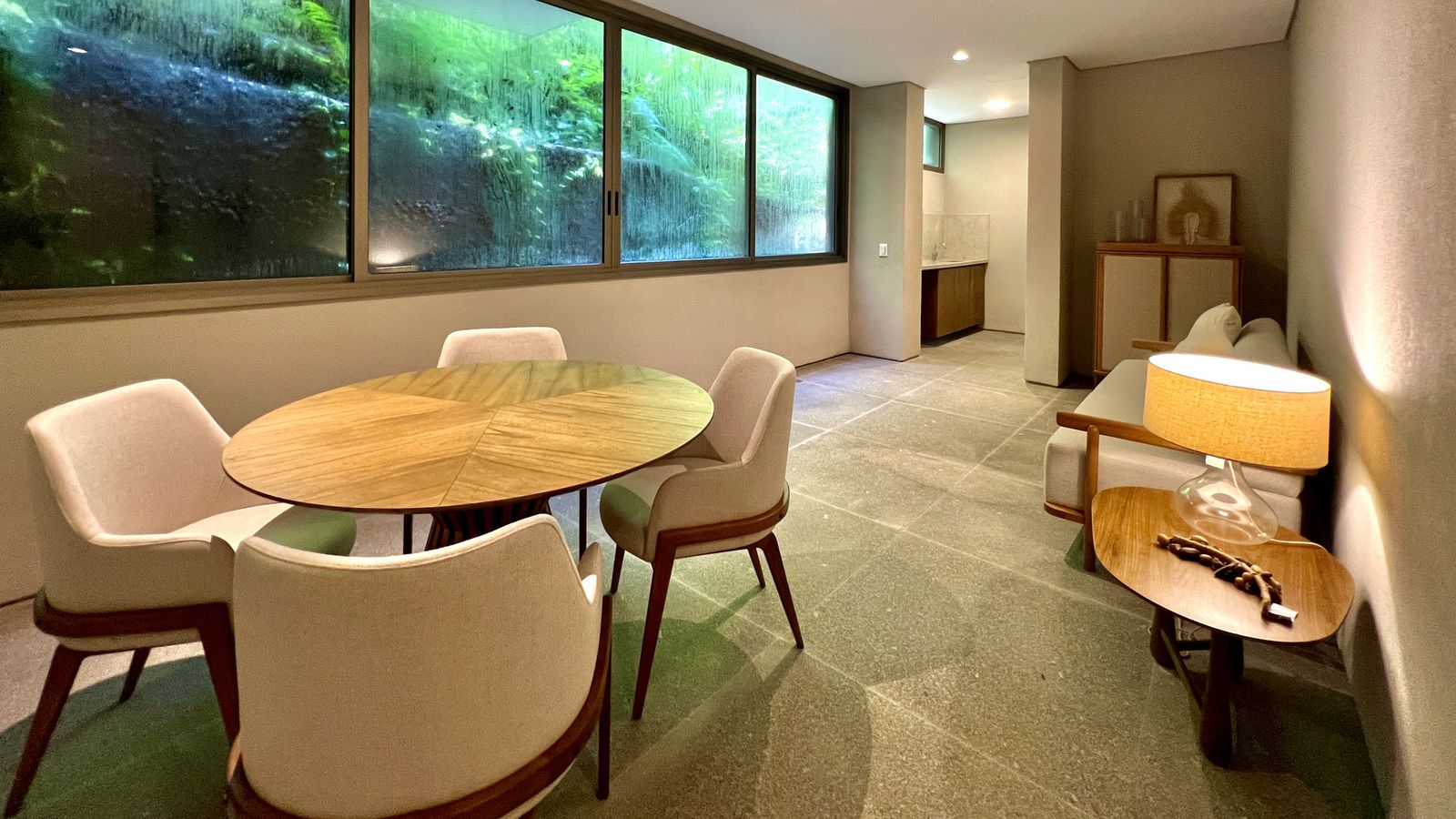 Sala de estar com tapete geométrico e integração com exterior – Casa 779