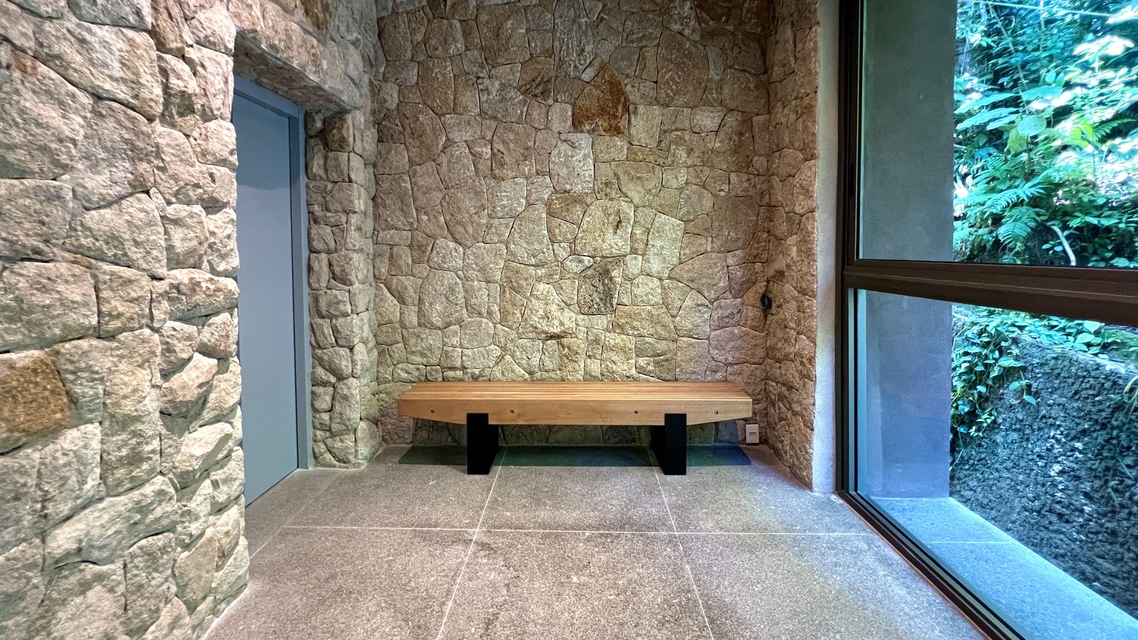 Suíte com acesso direto à varanda e vegetação – Casa 779