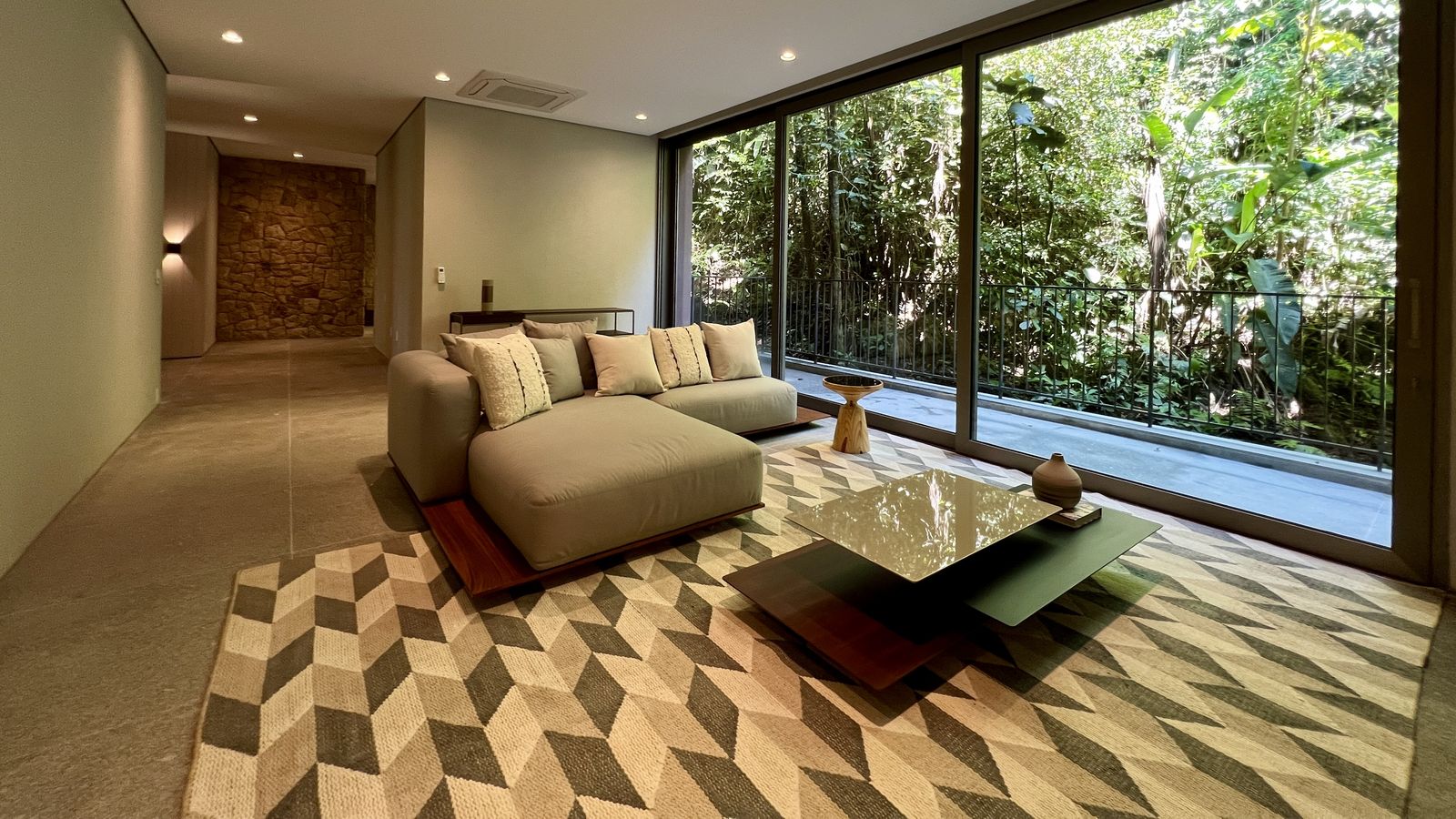 Corredor em madeira com integração visual ao jardim – Casa 779