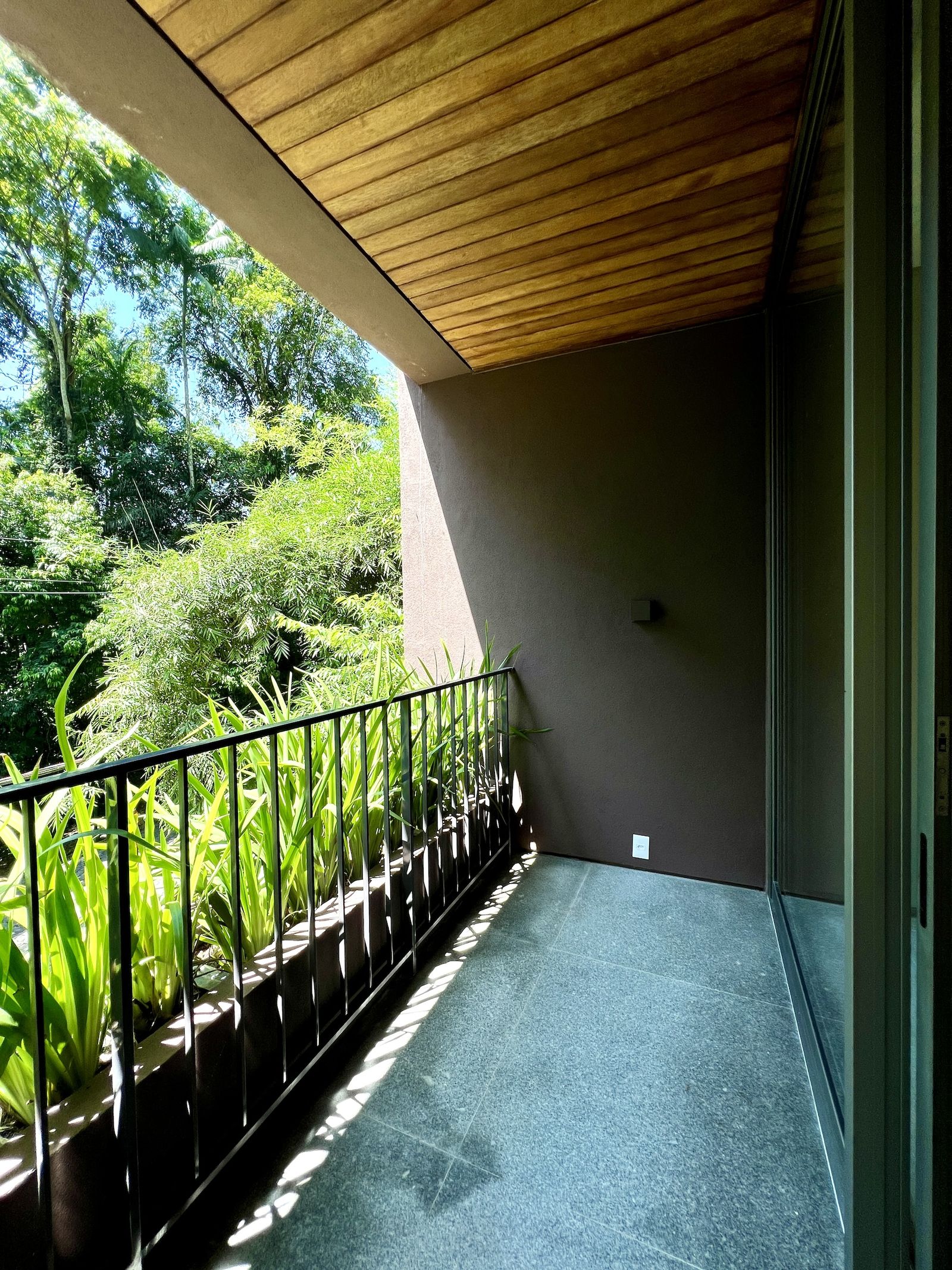 Banheiro contemporâneo com revestimentos em pedra natural – Casa 779