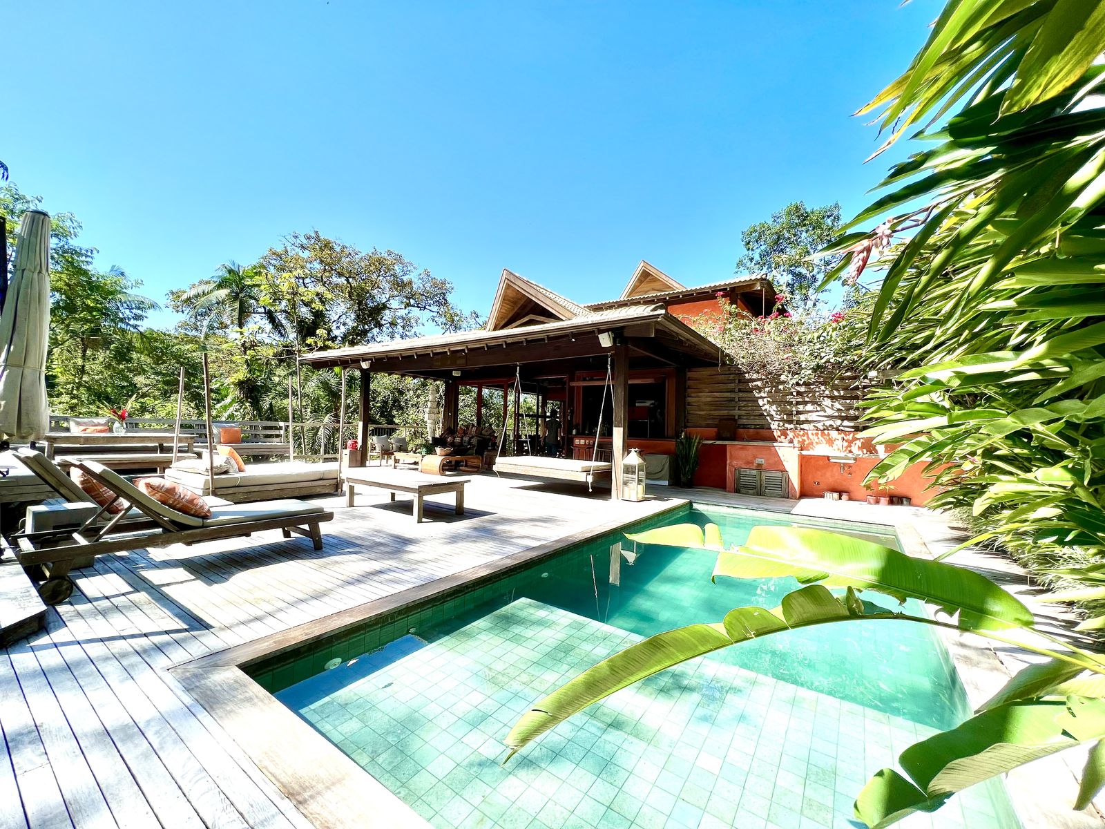 Piscina com deck e área de lazer integrada – Casa 778
