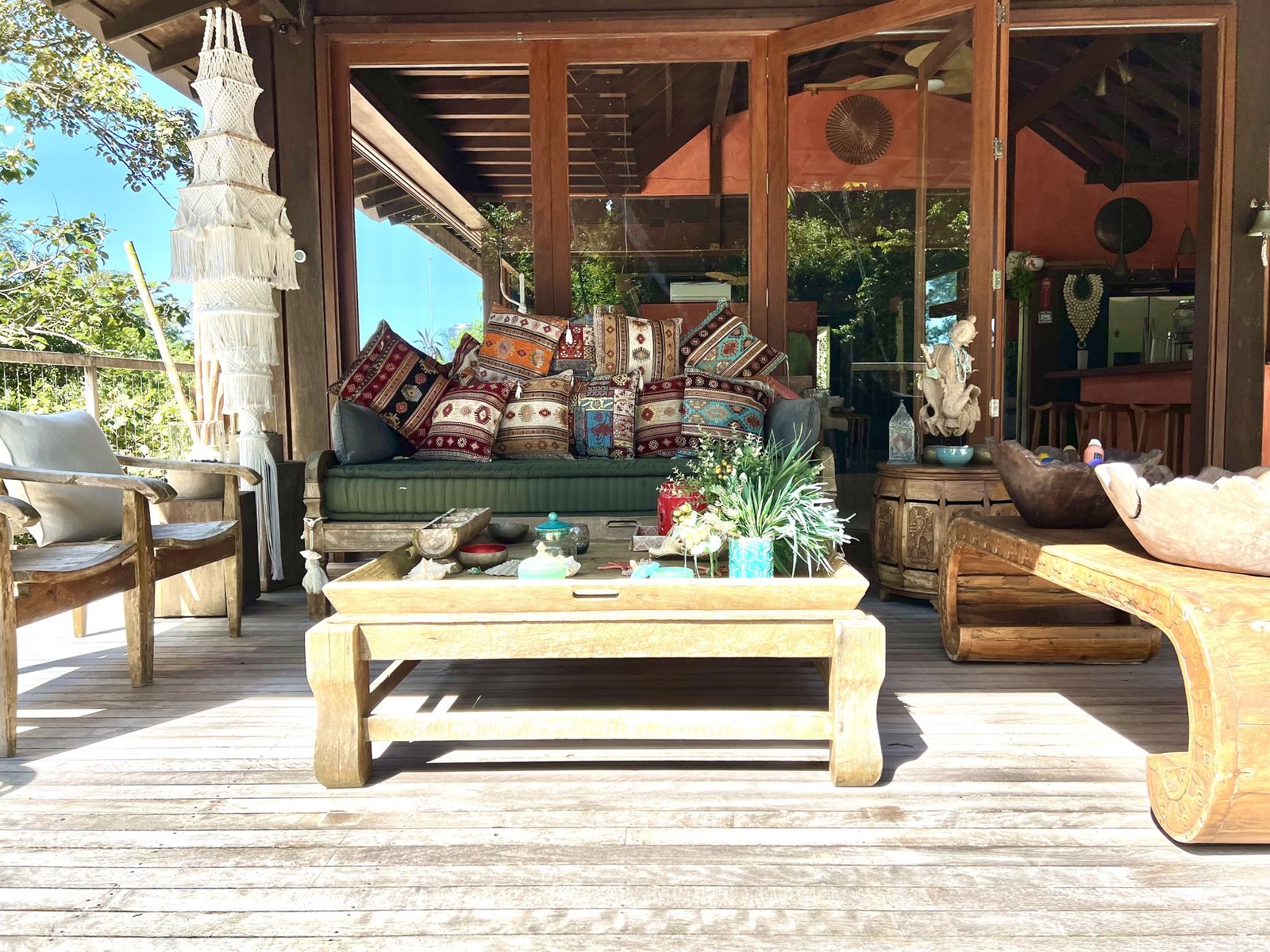 Varanda com revestimento em madeira e vegetação – Casa 778