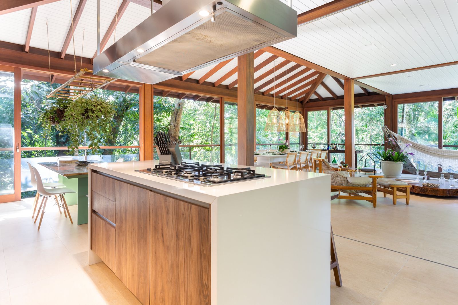 Deck em madeira circunda piscina e área gourmet – Casa 777