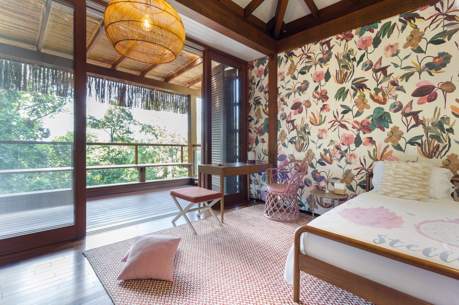 Espaços integrados com visão para jardim externo – Casa 777